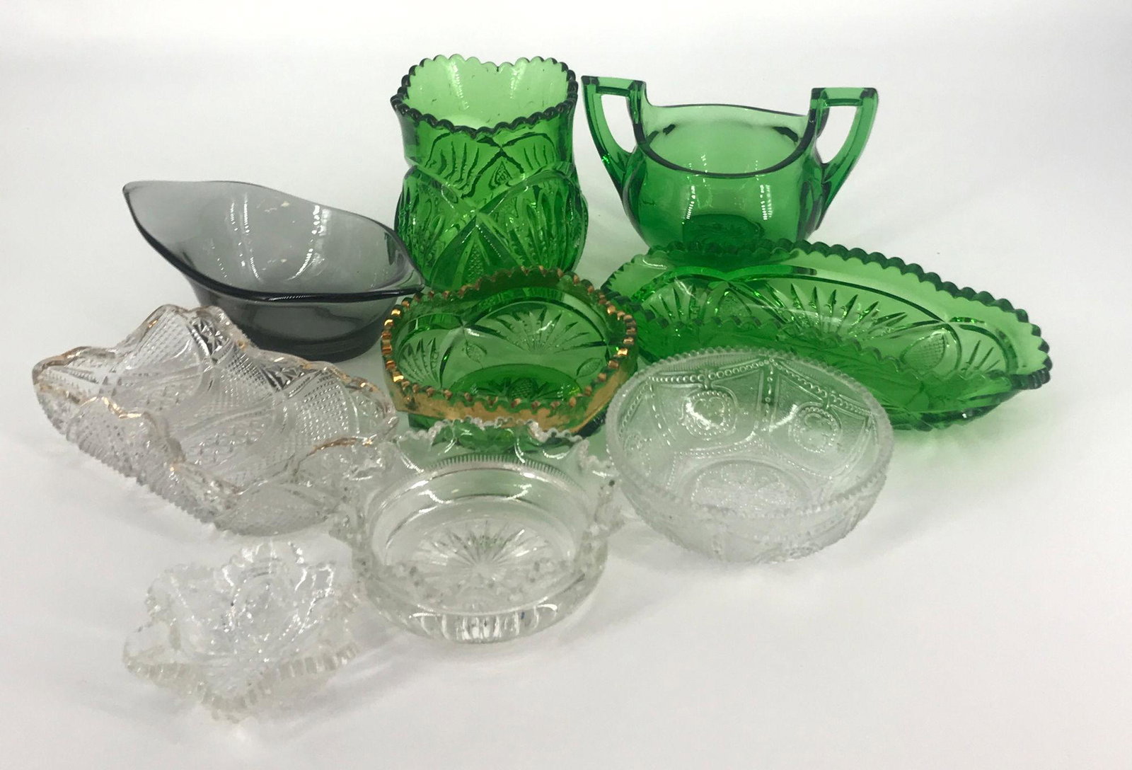 BOX LOT OF HEISEY TO INCLUDE PINEAPPLE AND FAN EMERALD: BOX LOT OF HEISEY TO INCLUDE PINEAPPLE AND FAN EMERALD PICKLE TRAY, SPOONER, 4" NAPPY WITH FAIR GOLD, DAWN JELLY, PHYLLIS MOONGLEAM SUGAR, FANCY LOOP PICKLE TRAY, SALT DIP, LOCKET ON CHAIN, 4" NAPPY.