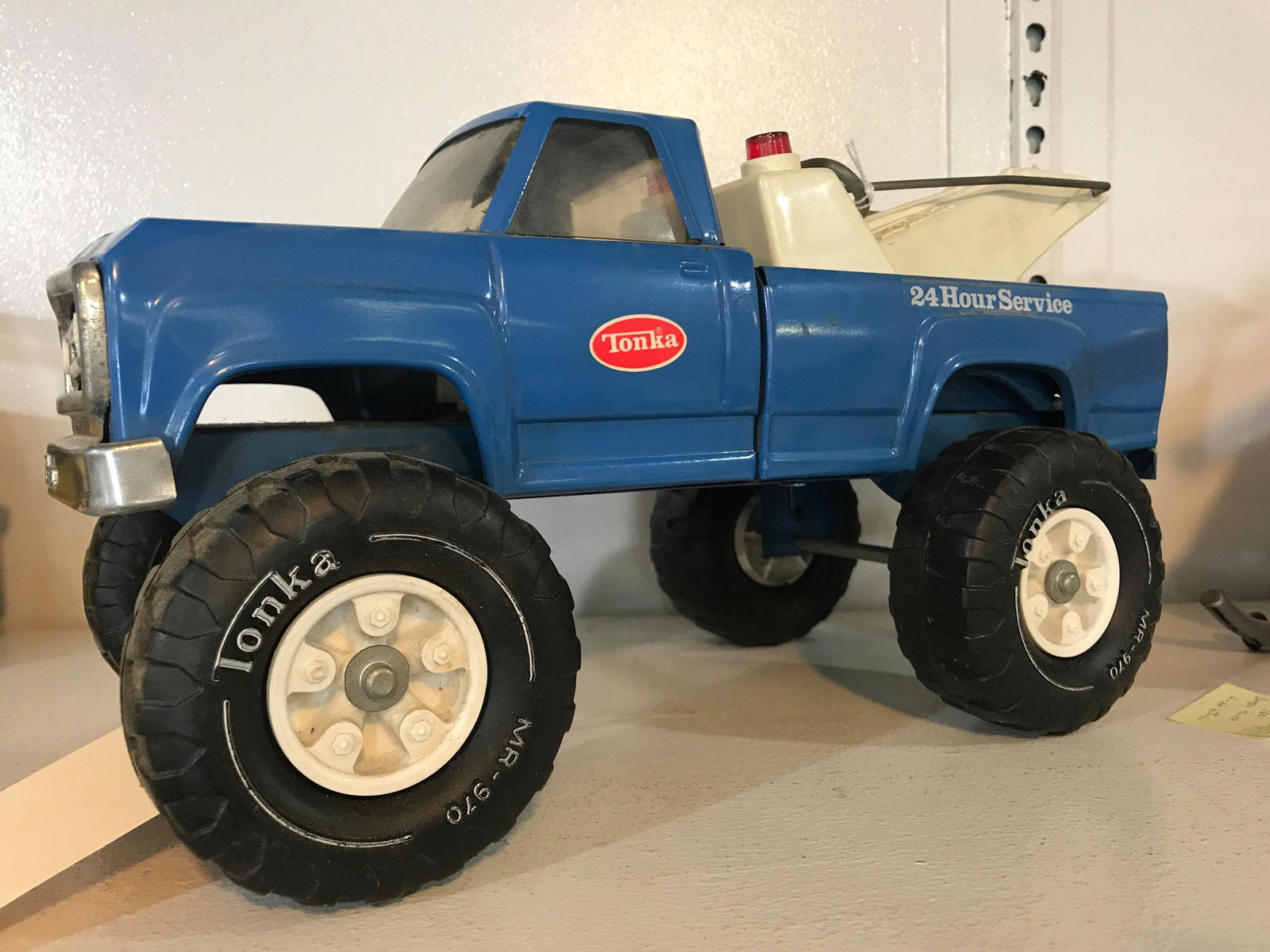 TONKA 24 HOUR SERVICE TOW TRUCK 14 INCHES LONG: TONKA 24 HOUR SERVICE TOW TRUCK 14 INCHES LONG