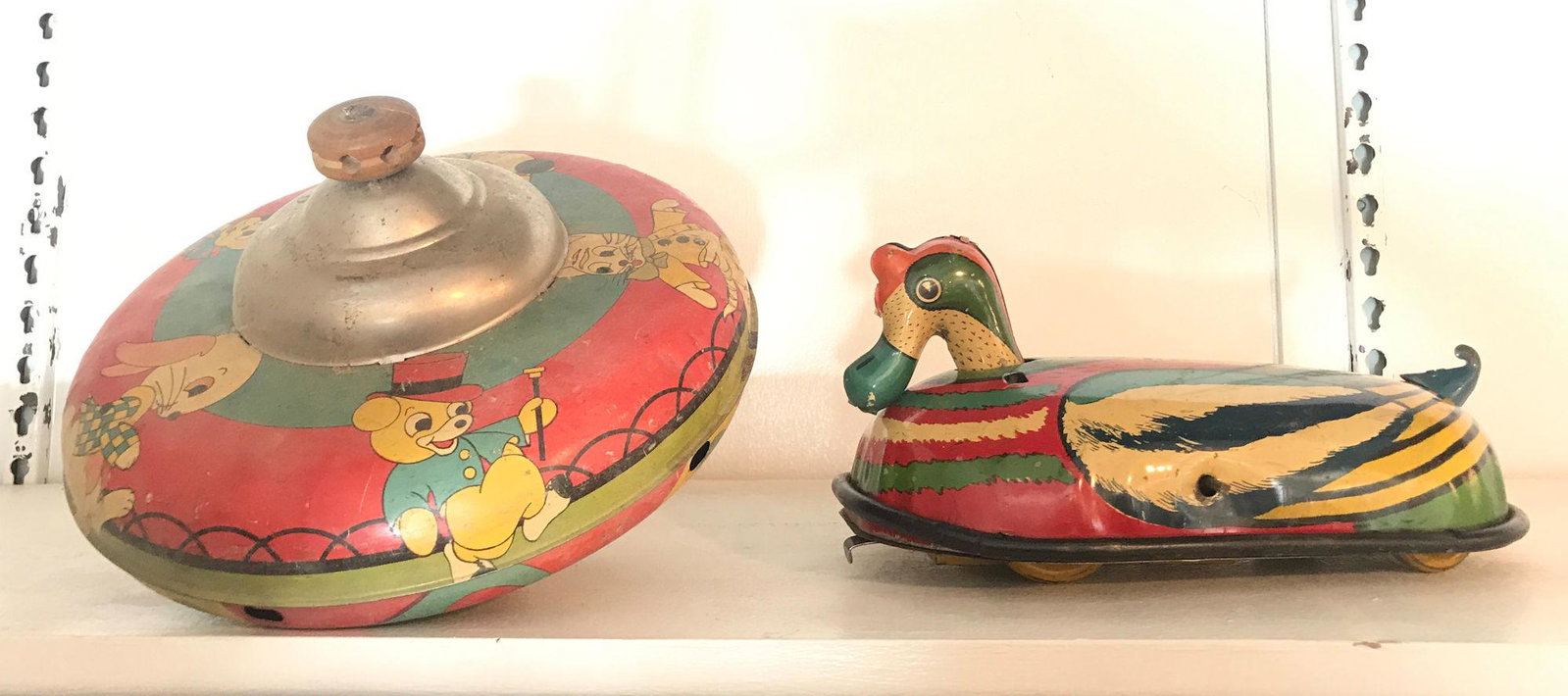 BOX LOT 2 METAL TOYS INCLUDING A SPINNING TOP AND A: BOX LOT 2 METAL TOYS INCLUDING A SPINNING TOP AND A WIND UP DUCK