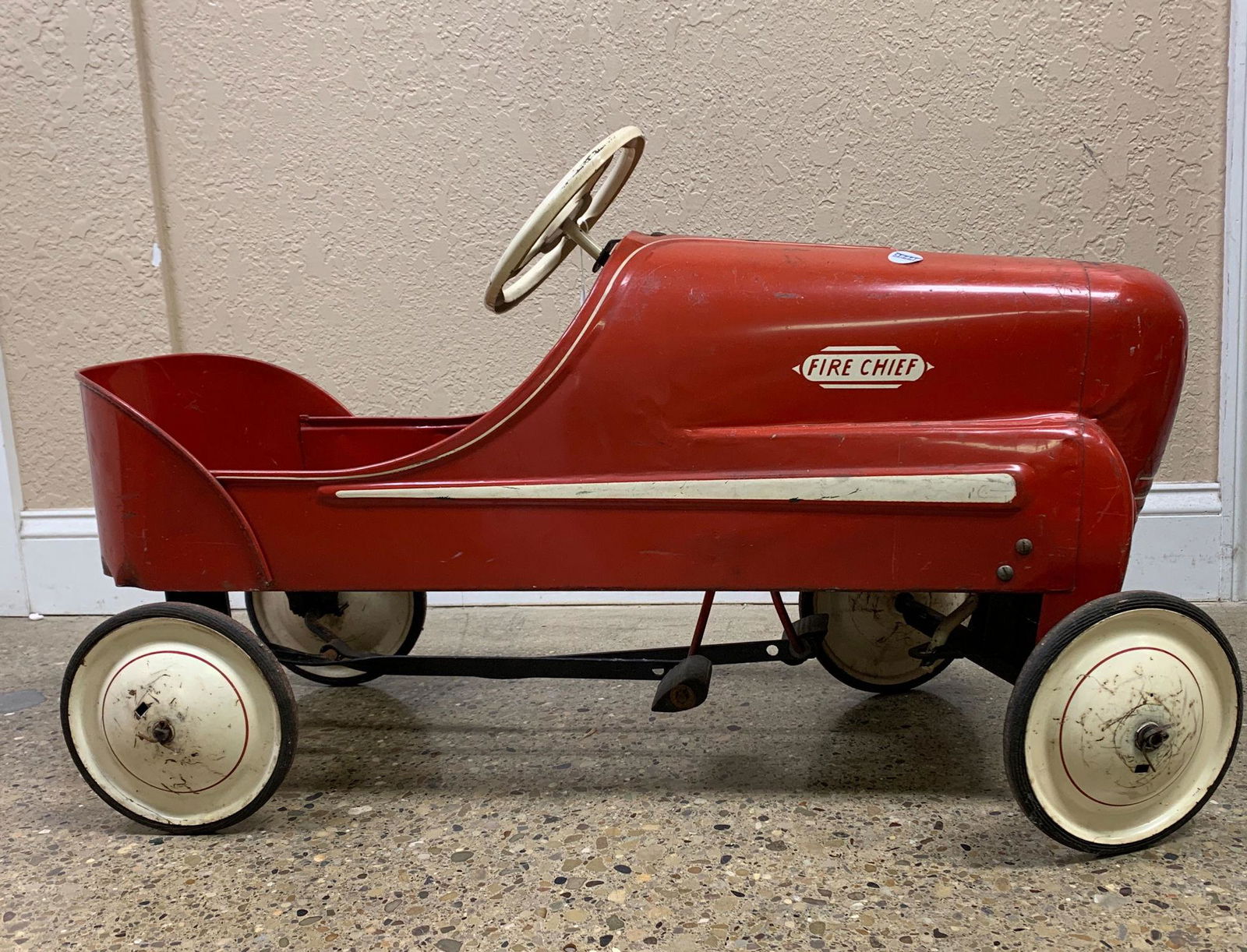 1930S PUSH PEDAL TOY FIRE CHIEF ENGINE. (1 of 2)