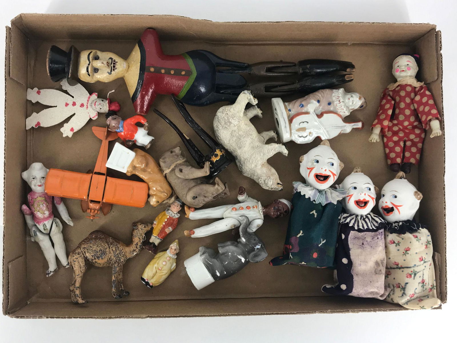 BOX LOT CIRCUS THEMED ITEMS INCLUDING ANIMAL FIGURINES, (1 of 1)