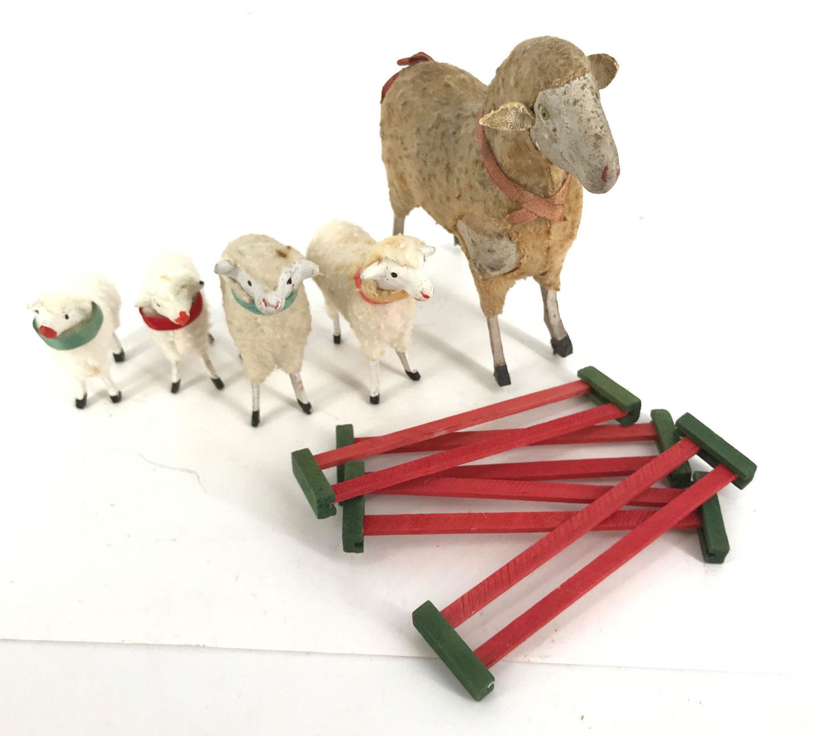 BOX LOT OF 5 VINTAGE SHEEP AND WOODEN FENCE PANELS: BOX LOT OF 5 VINTAGE SHEEP AND WOODEN FENCE PANELS