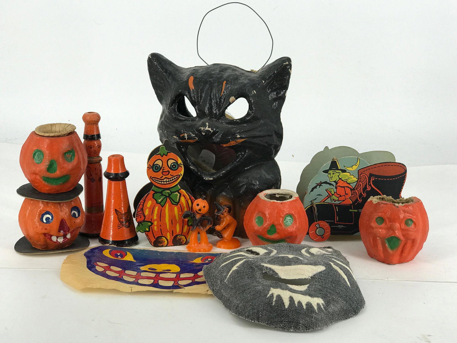 BOX LOT VINTAGE HALLOWEEN DECOR INCLUDING 7" CAT PAPER (1 of 2)