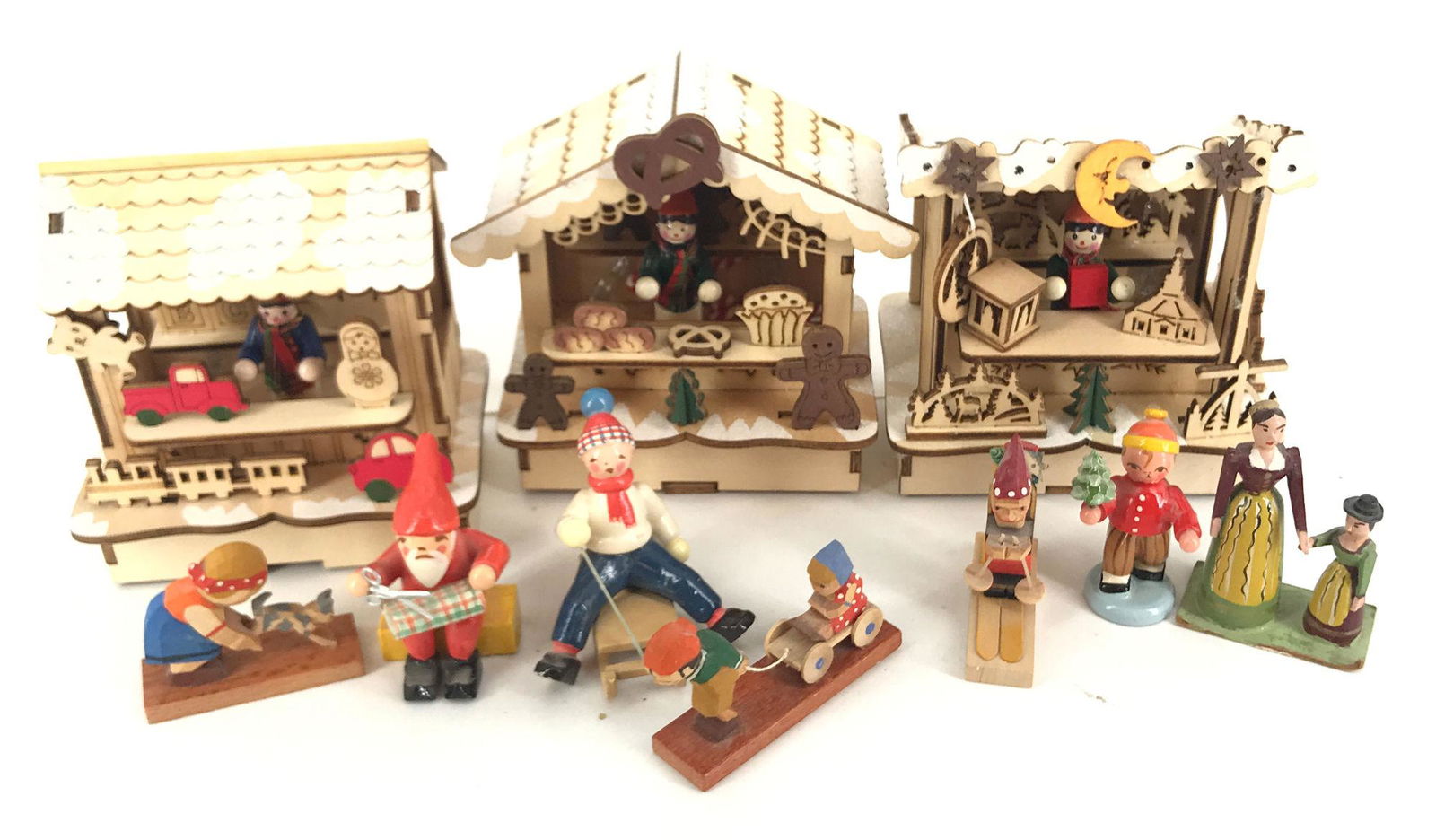 BOX LOT INCLUDING 3 WOODEN CARVED BOOTHS THAT LIGHT UP (1 of 1)