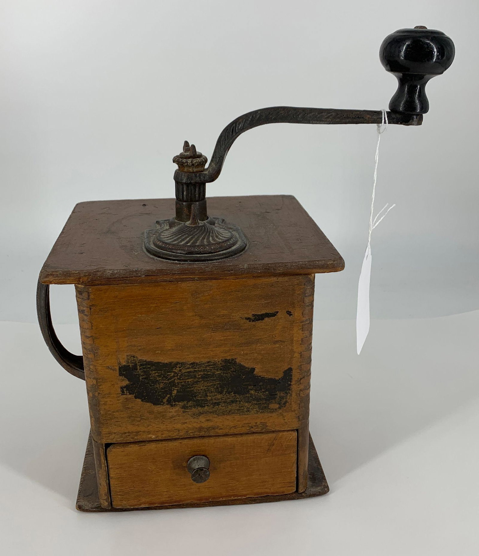ANTIQUE COFFEE GRINDER.: ANTIQUE COFFEE GRINDER.