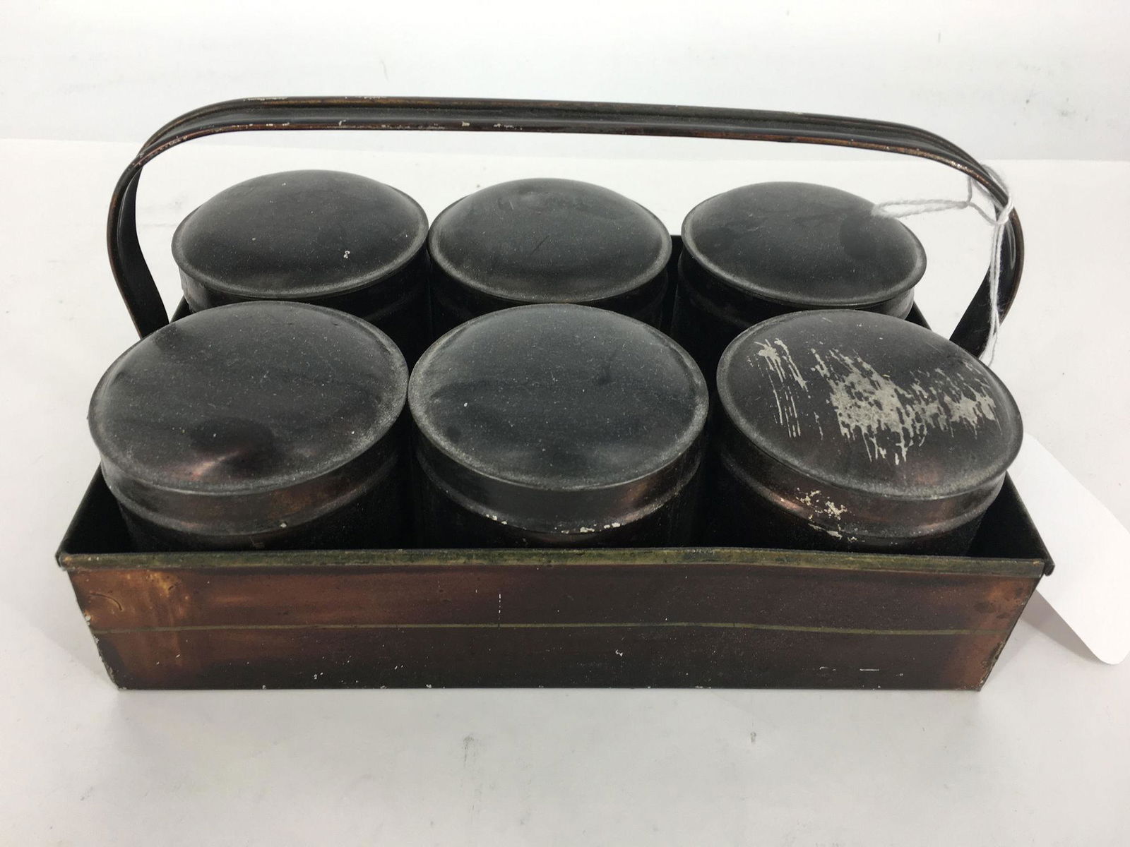 VINTAGE TIN SPICE CADDY WITH 6 SPICE CONTAINERS. (1 of 2)
