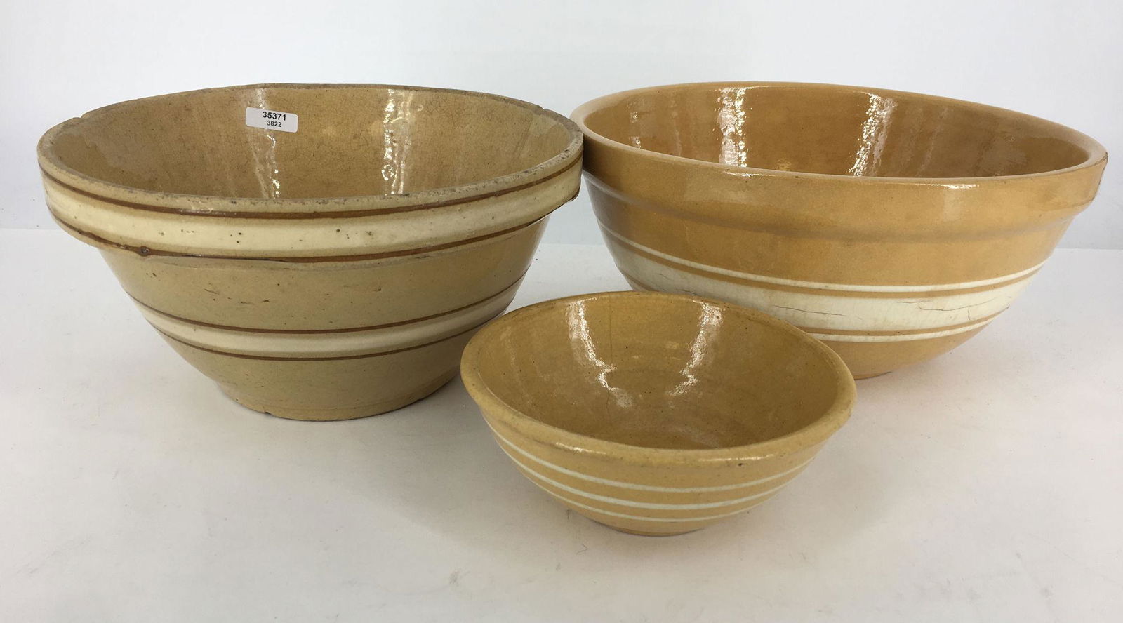 SET THREE VINTAGE YELLOW WARE BANDED BOWLS MEASURING (1 of 1)