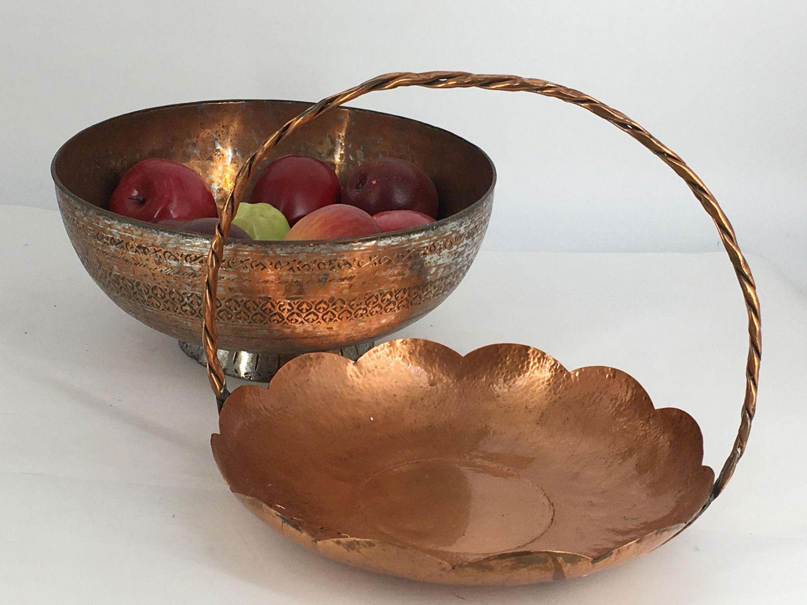 BOX LOT INCLUDING A COPPER BASKET MEASURING 11Â½" (1 of 1)