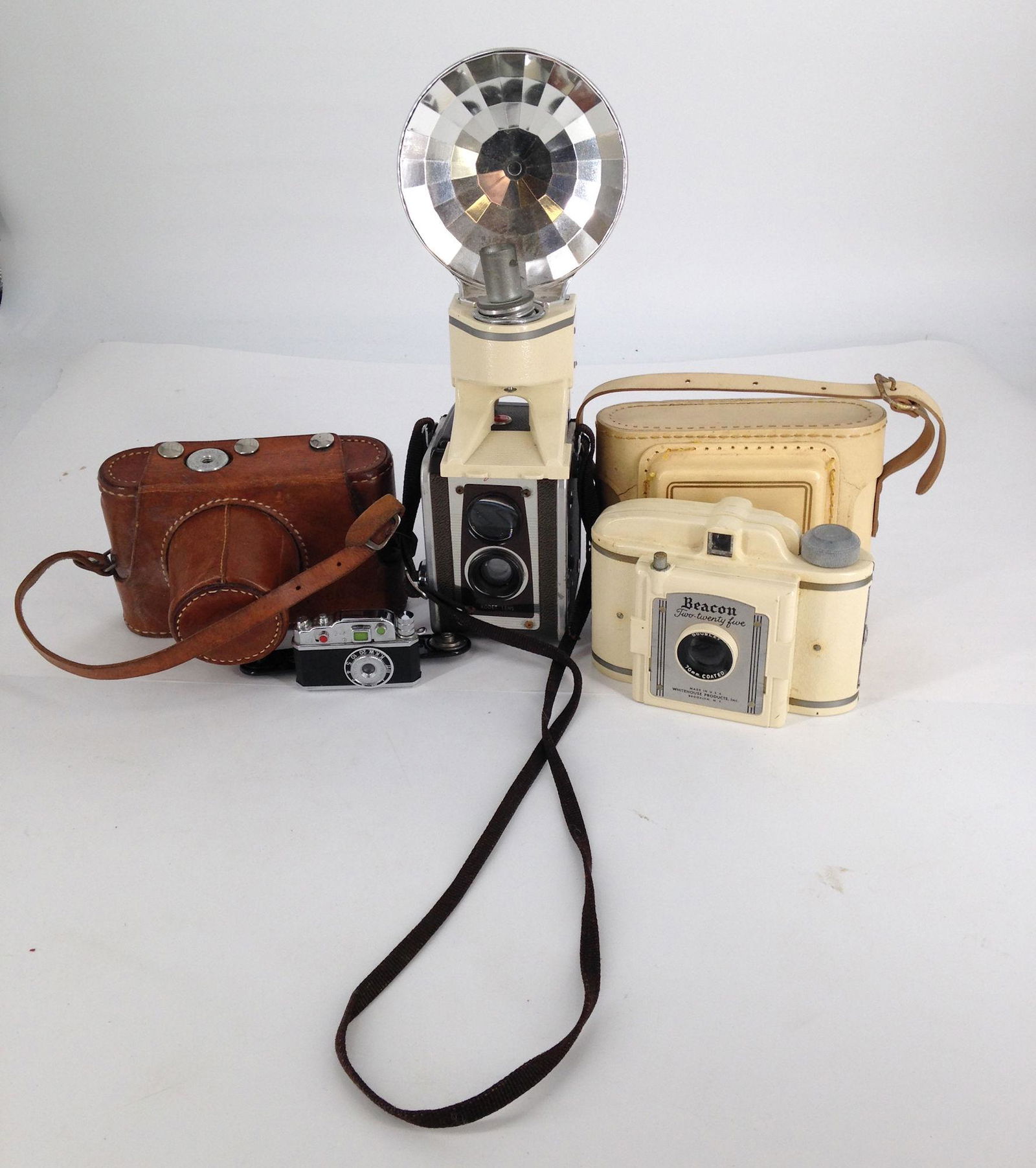 BOX LOT 3 VINTAGE CAMERAS INCLUDING A BEACON 225 WITH (1 of 1)
