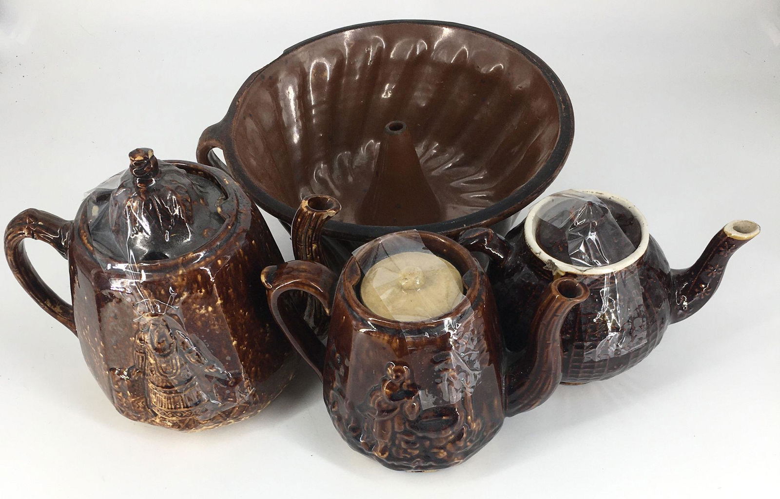 BOX LOT INCLUDING 3 CERAMIC TEAPOTS WITH LIDS AND 11Â½" (1 of 1)