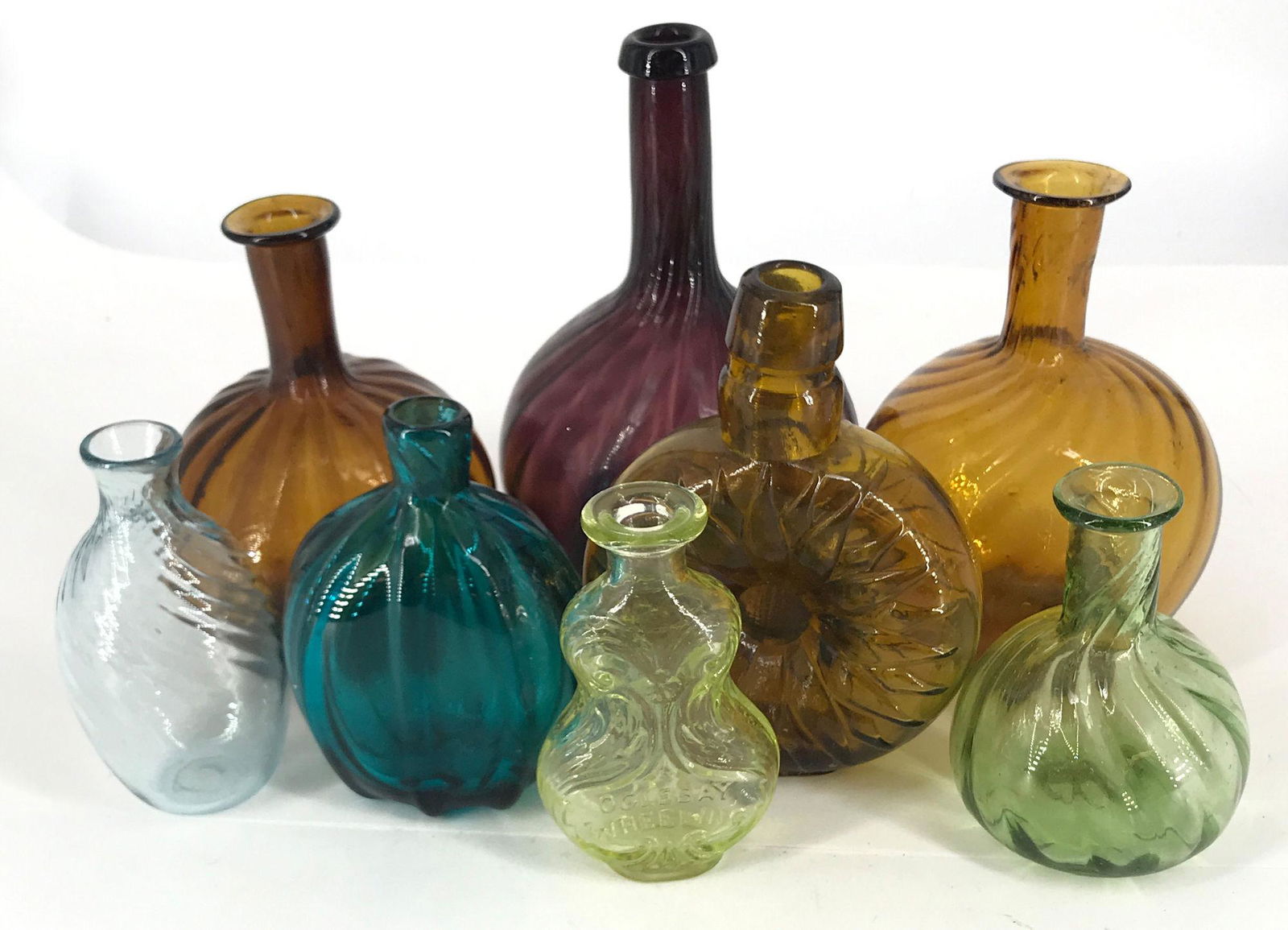 BOX LOT 8 GLASS CONTAINERS INCLUDING A DAISY SHAPED JAR (1 of 1)