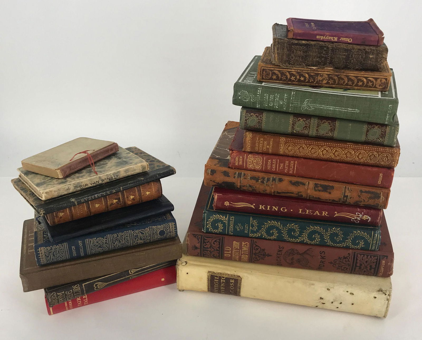 BOX LOT VINTAGE BOOKS INCLUDING A MINIATURE BOOK OF RIP (1 of 2)