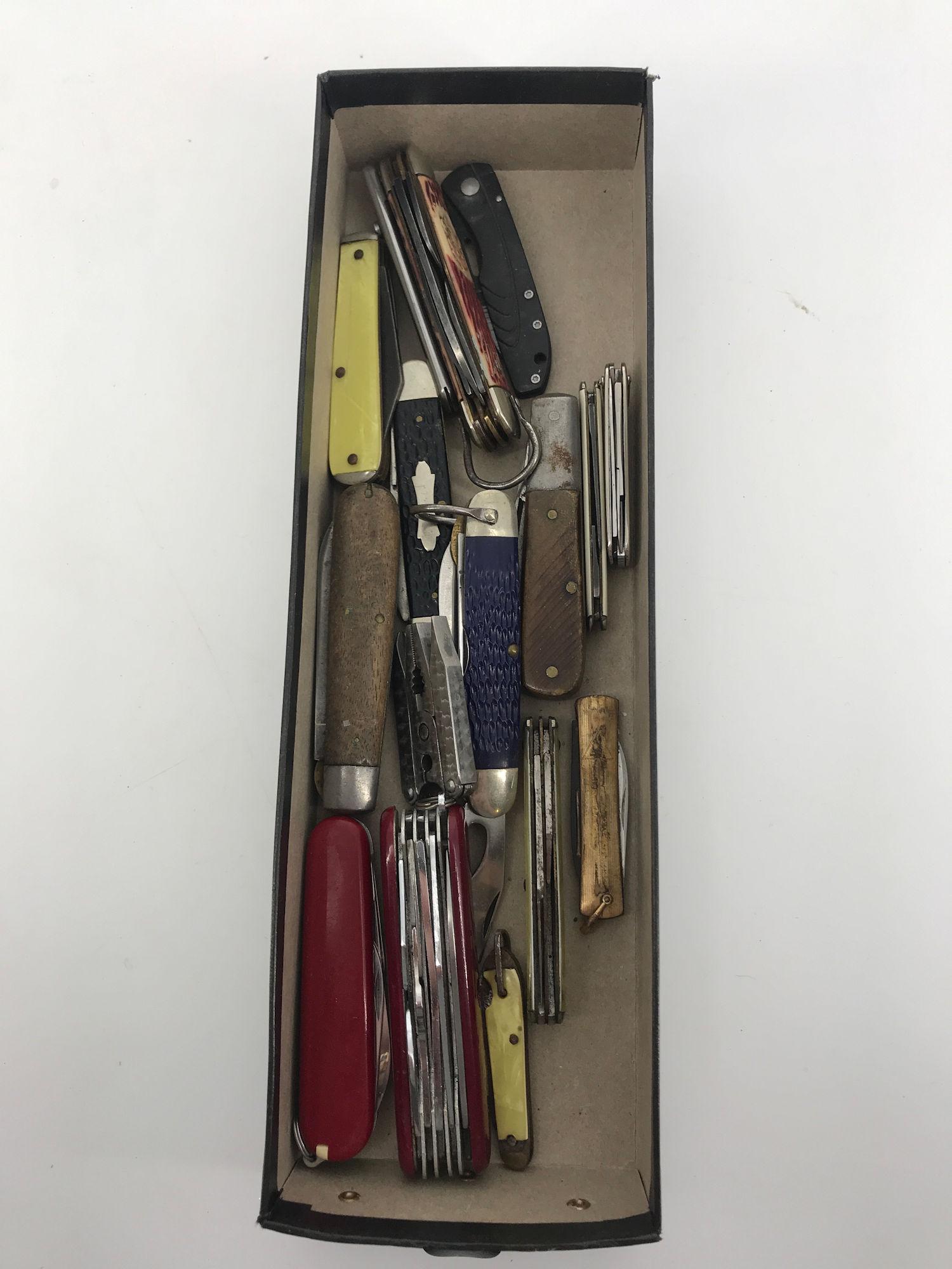 BOX LOT OF POCKET KNIVES 2"-4.5" (1 of 1)