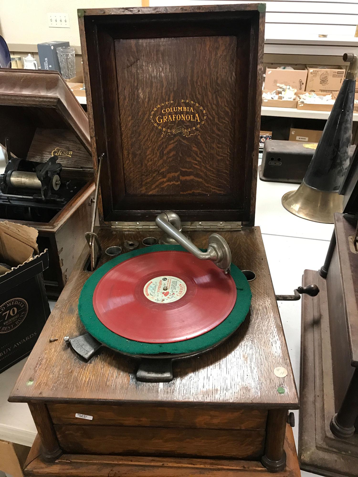 COLUMBIA GRAFONOLA TABLETOP. RUNS BUT DOES NOT PLAY. (1 of 1)