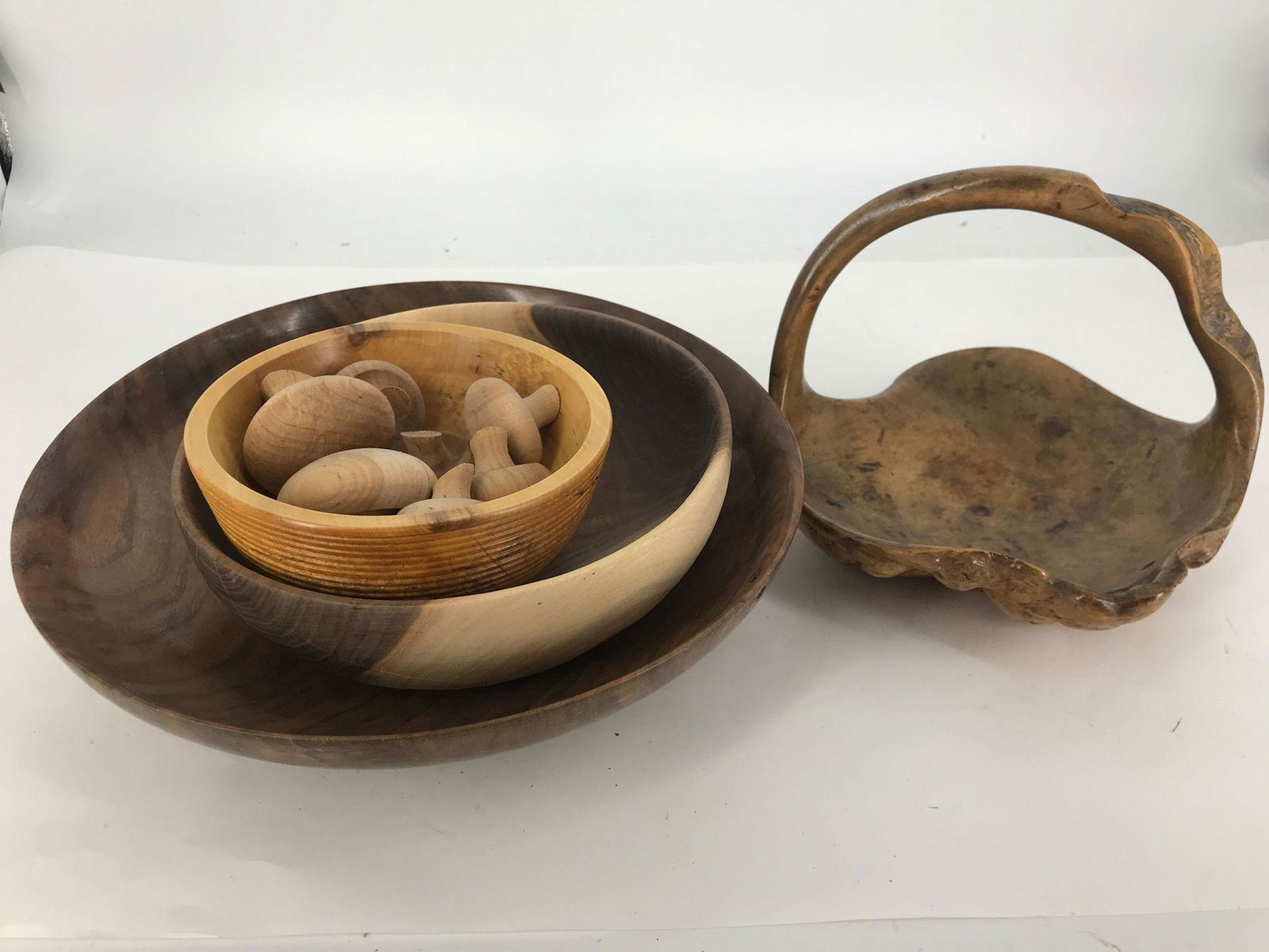 BOX LOT INCLUDING WOOD BOWLS AND DECORATIVE WOODEN (1 of 2)