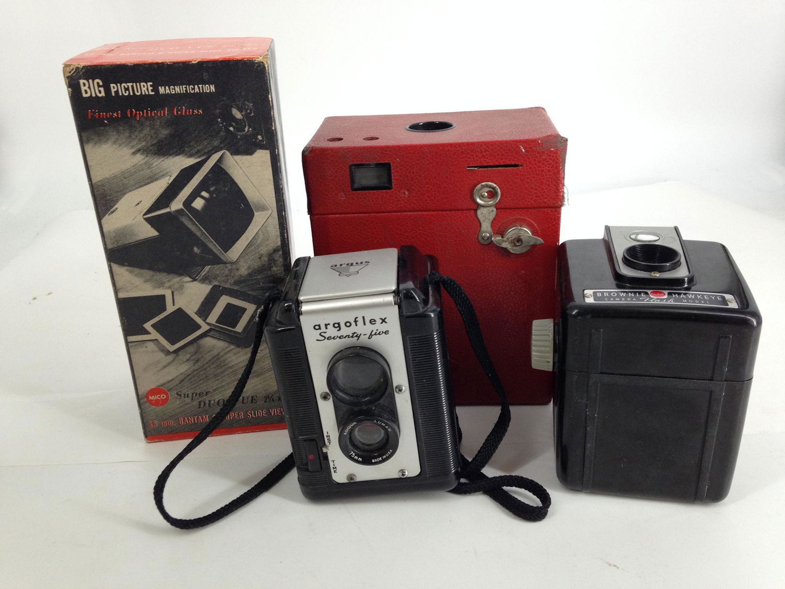 BOX LOT VINTAGE CAMERAS INCLUDING BROWNIE HAWKEYE, (1 of 1)