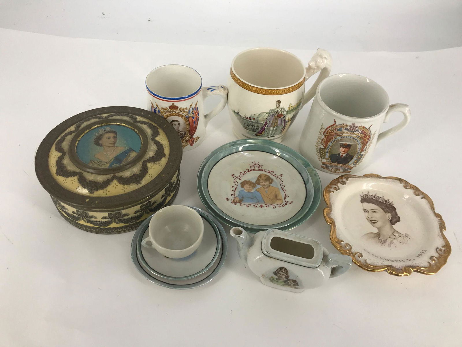 BOX LOT BRITISH THEMED ITEMS INCLUDING MUGS MADE IN (1 of 2)