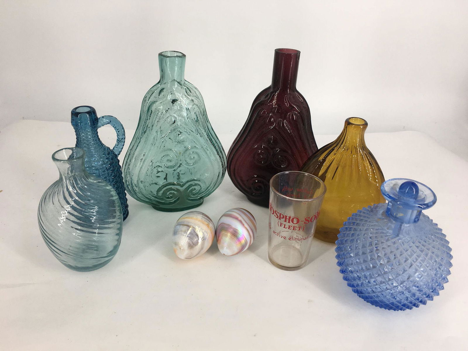 BOX LOT INCLUDING 2Â¼" GLASS EGGS WITH SWIRL DECOR, AND (1 of 1)