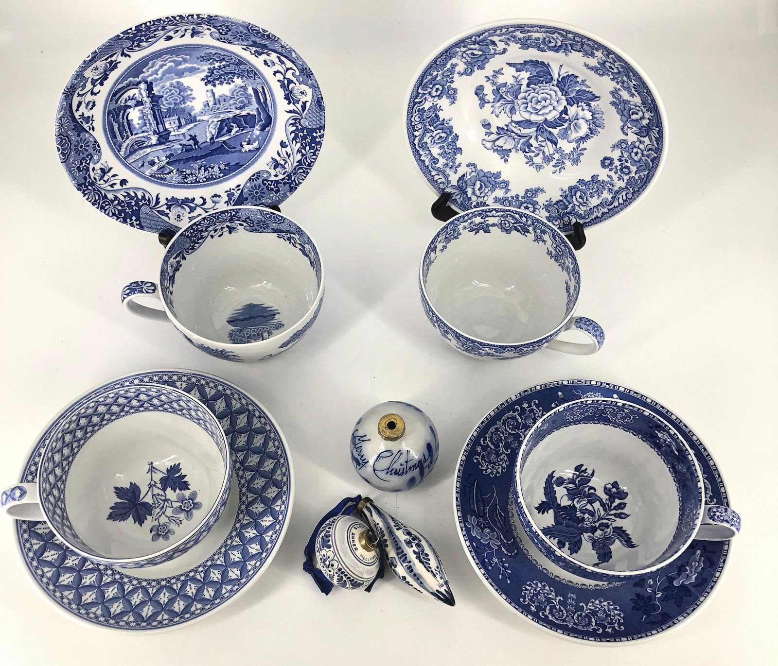 BOX LOT BLUE AND WHITE CHINA AND ACCESSORIES INCLUDING (1 of 2)