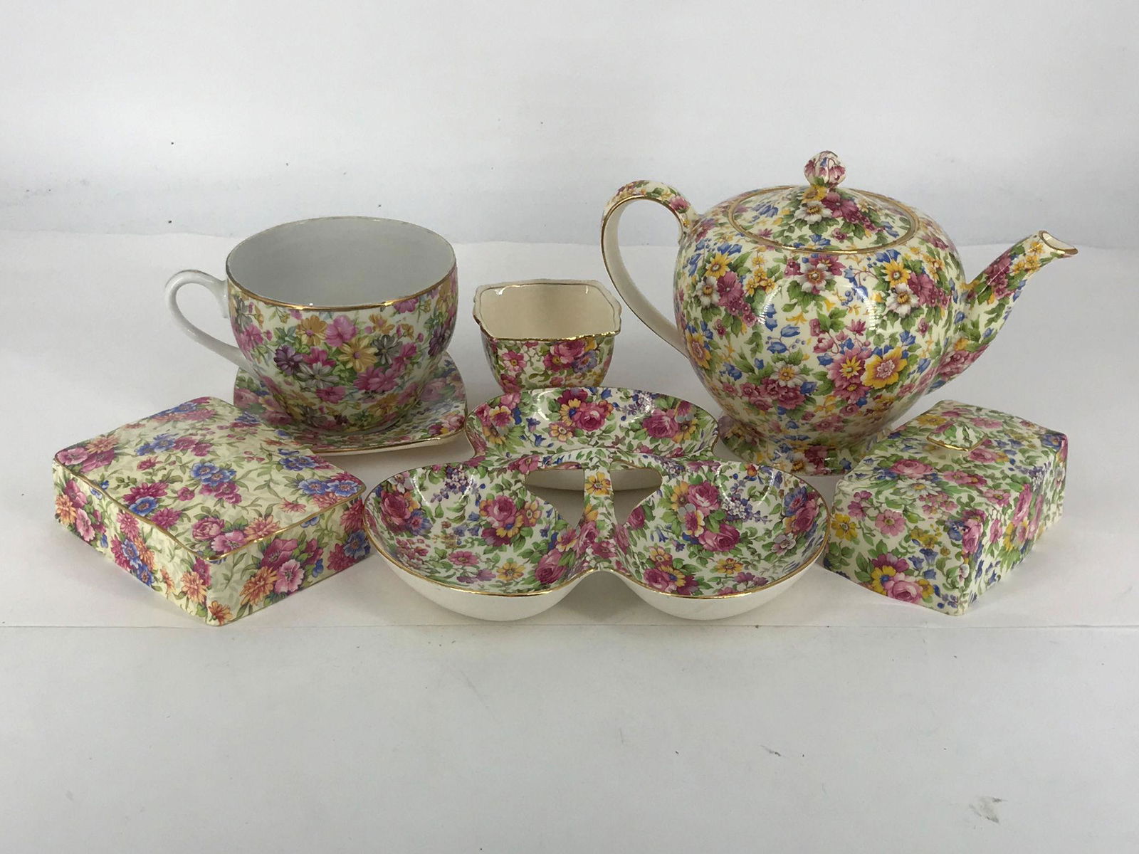 BOX LOT 7 CHINTZWARE FLORAL DECOR PIECES INCLUDING TEA (1 of 2)