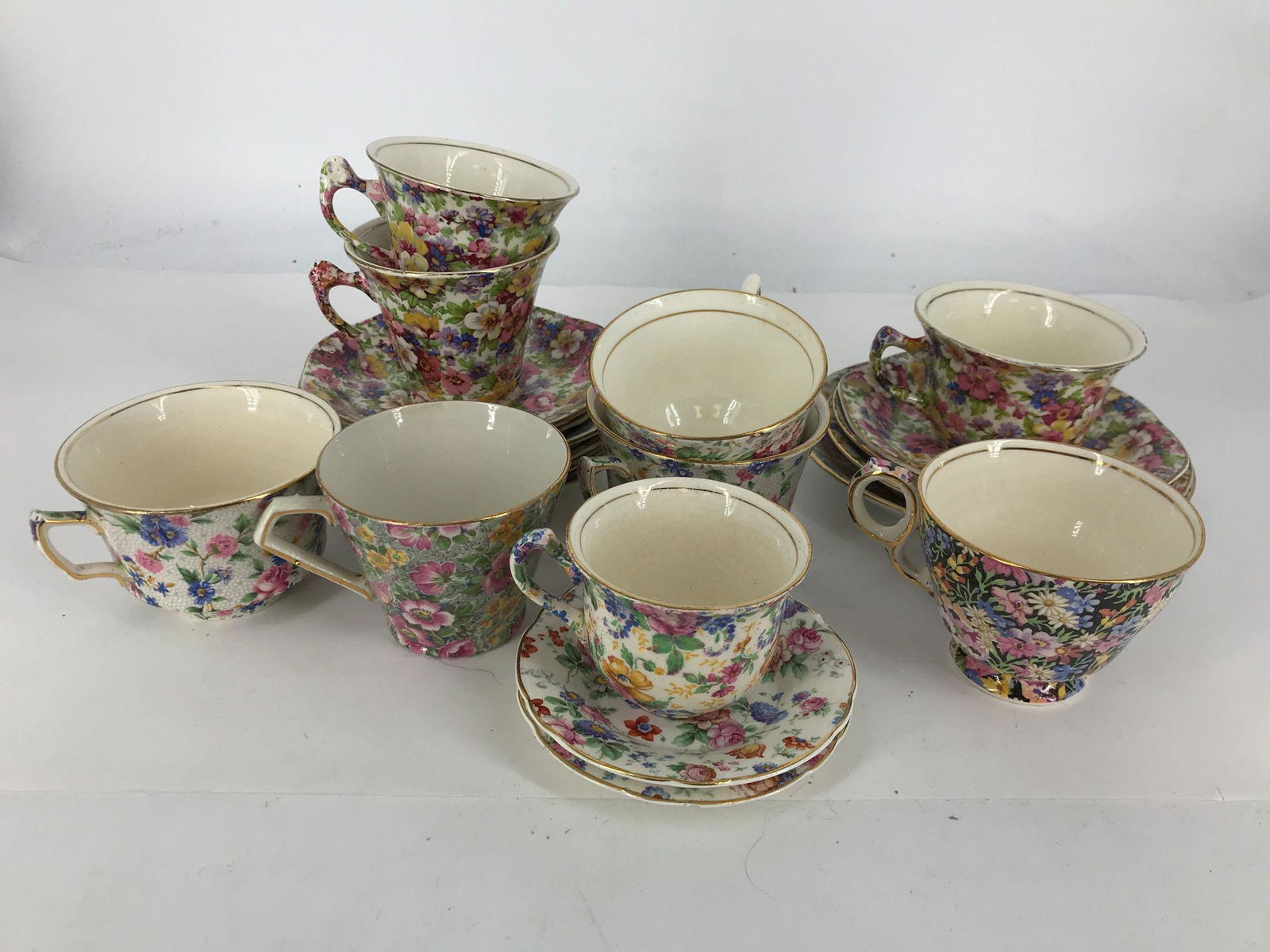 BOX LOT CHINTZWARE INCLUDING 9 TEACUPS AND 12 SAUCERS. (1 of 2)