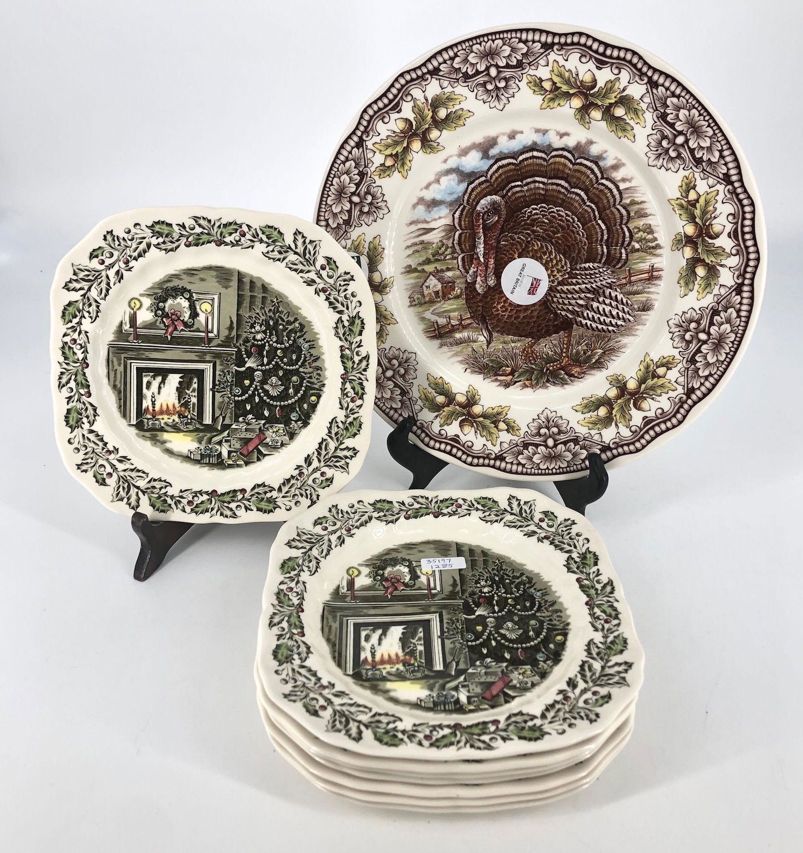 9 HOLIDAY PLATES INCLUDING 8 JOHNSON BROS "MERRY (1 of 3)