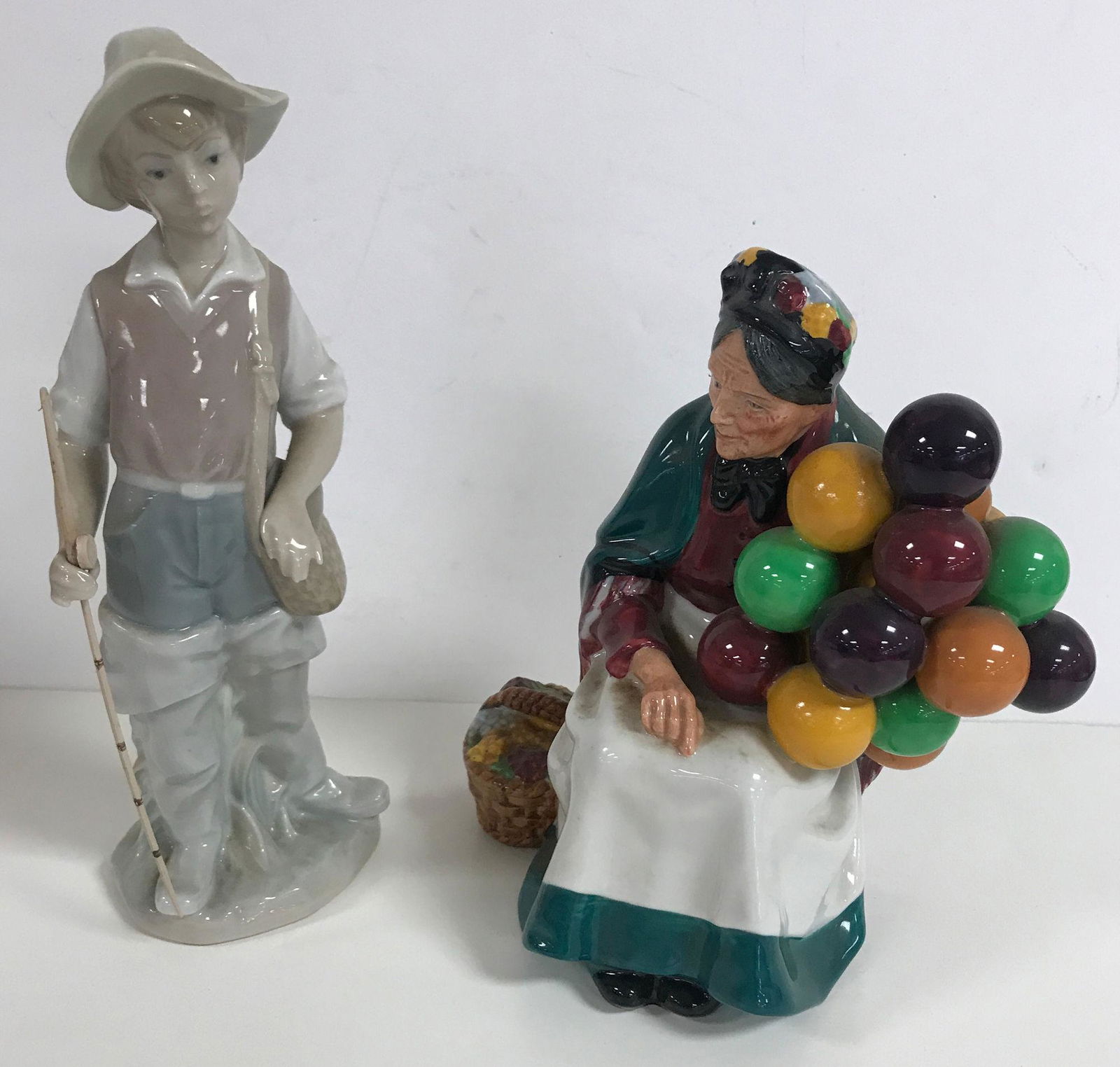 BOX LOT  2 FIGURINES ROYAL DOULTON - MADE IN ENGLAND (1 of 2)
