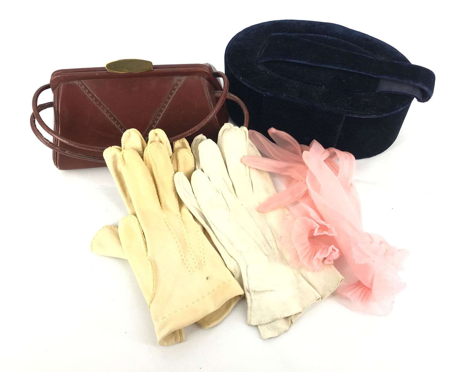BOX LOT VINTAGE PURSES AND GLOVES INCLUDING A 9" BLUE (1 of 1)