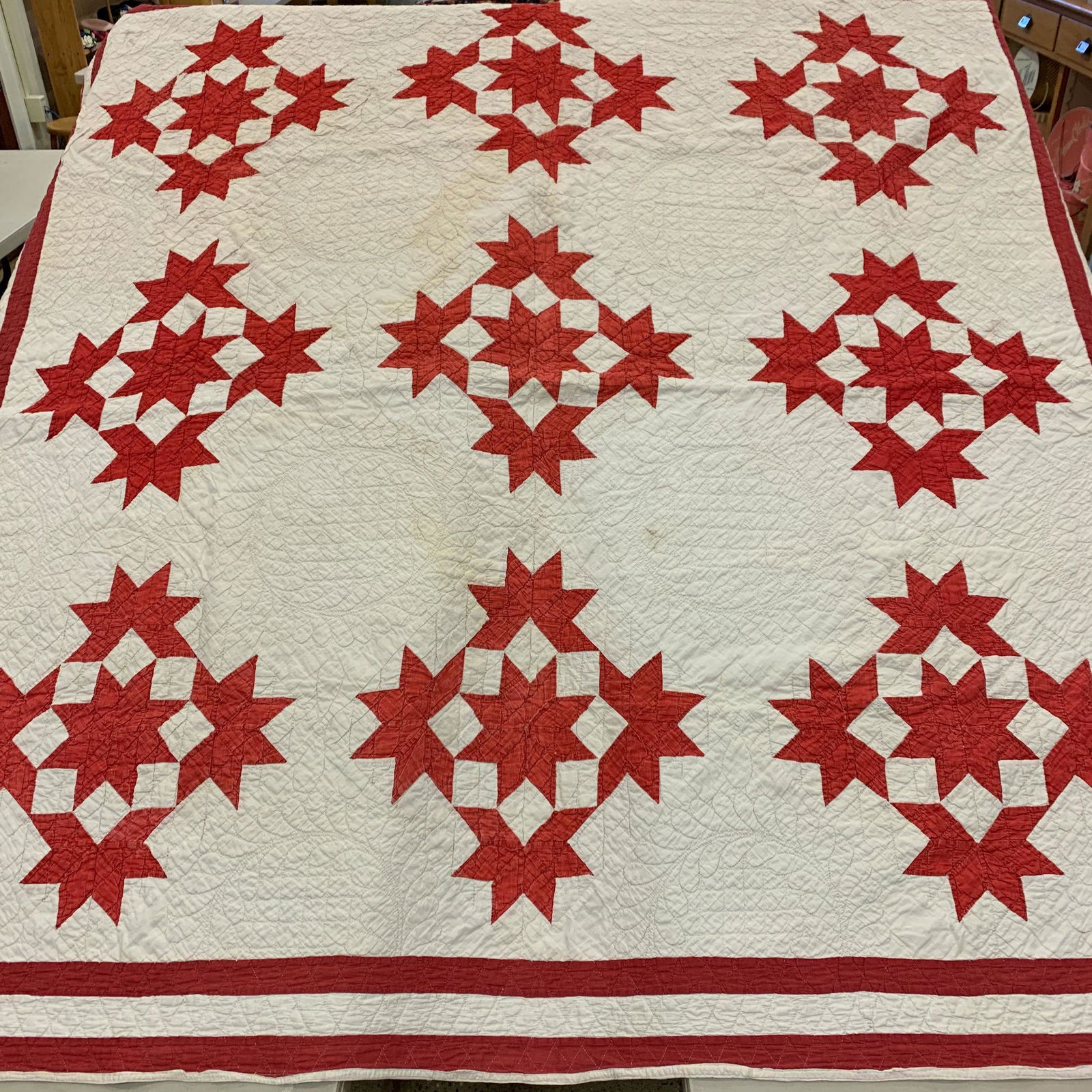 RED AND WHITE PIECEWORK QUILT WITH RED 8 POINTED STAR (1 of 14)