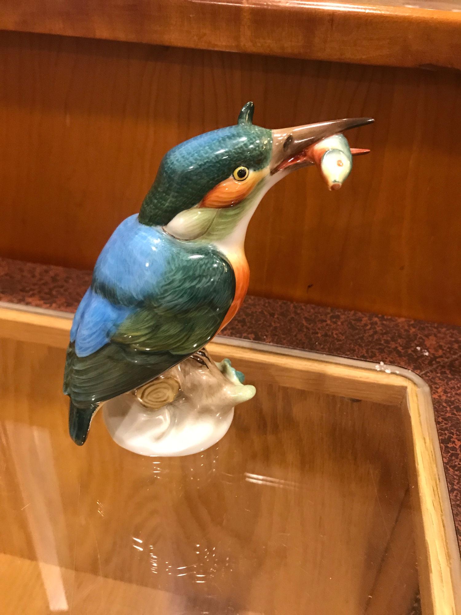 5" HEREND HANDPAINTED PORCELAIN KINGFISHER WITH FISH.: 5" HEREND HANDPAINTED PORCELAIN KINGFISHER WITH FISH. HEREND MARK ON BOTTOM.