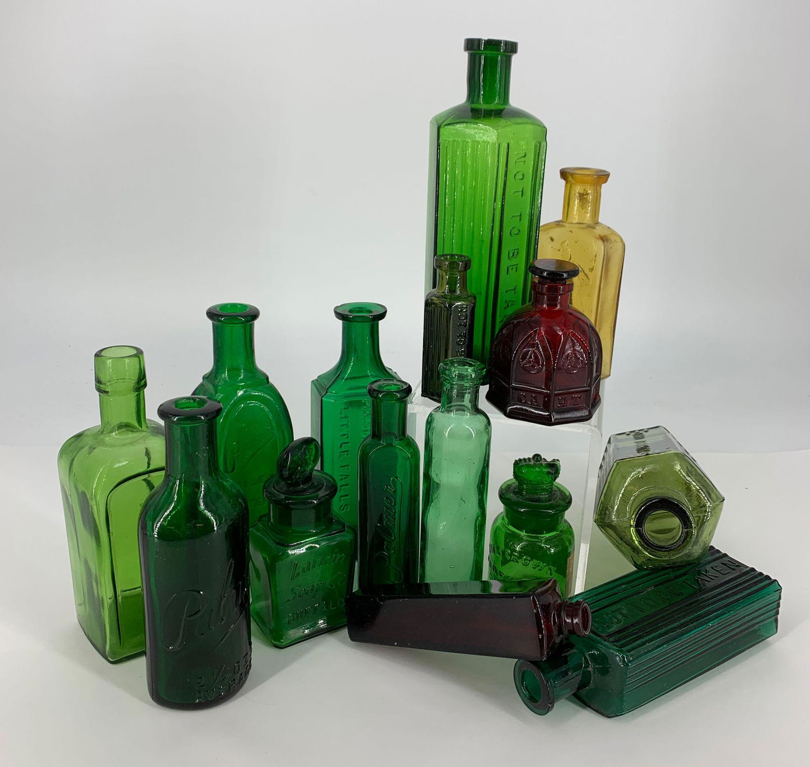 BOX LOT HEALTH AND HYGIENE BOTTLES INCLUDING THE CROWN (1 of 1)