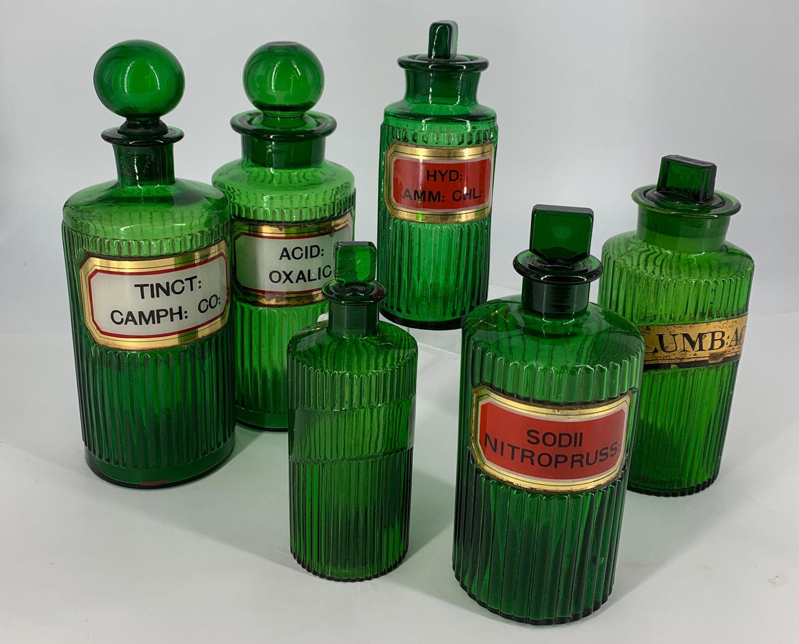 SET OF GREEN LIDDED APOTHECARY JARS, 6"-8Â½".: SET OF GREEN LIDDED APOTHECARY JARS, 6"-8½".