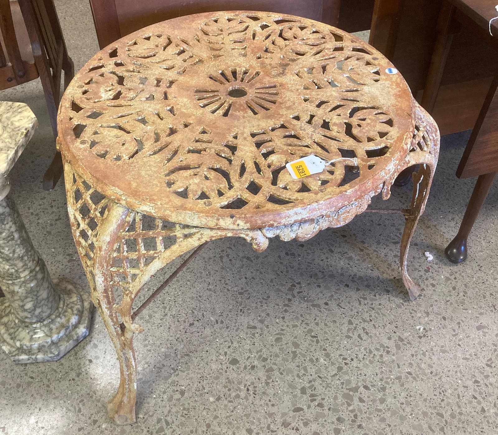 ROUND CAST IRON GARDEN TABLE. 28" DIAMETER. (1 of 1)