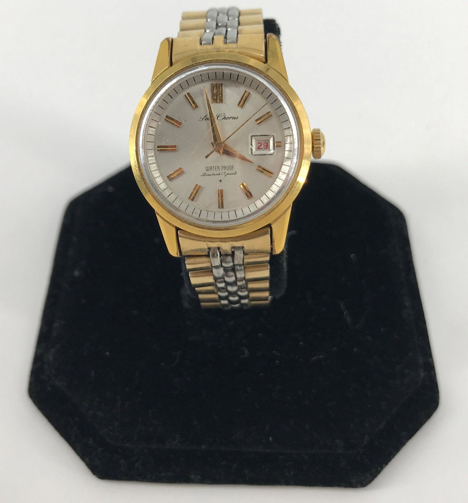 VINTAGE SEIKO CHORUS WRIST WATCH: VINTAGE SEIKO CHORUS WRIST WATCH ~ DUAL TONE BASE METAL CASE AND BAND WITH GOLD FILLED ACCENTS, WINDS SETS AND TICKS AT TIME OF LISTING, NUMBERED #5234965, FEATURES DIASHOCK 17 JEWEL MOVEMENT, WHITE F