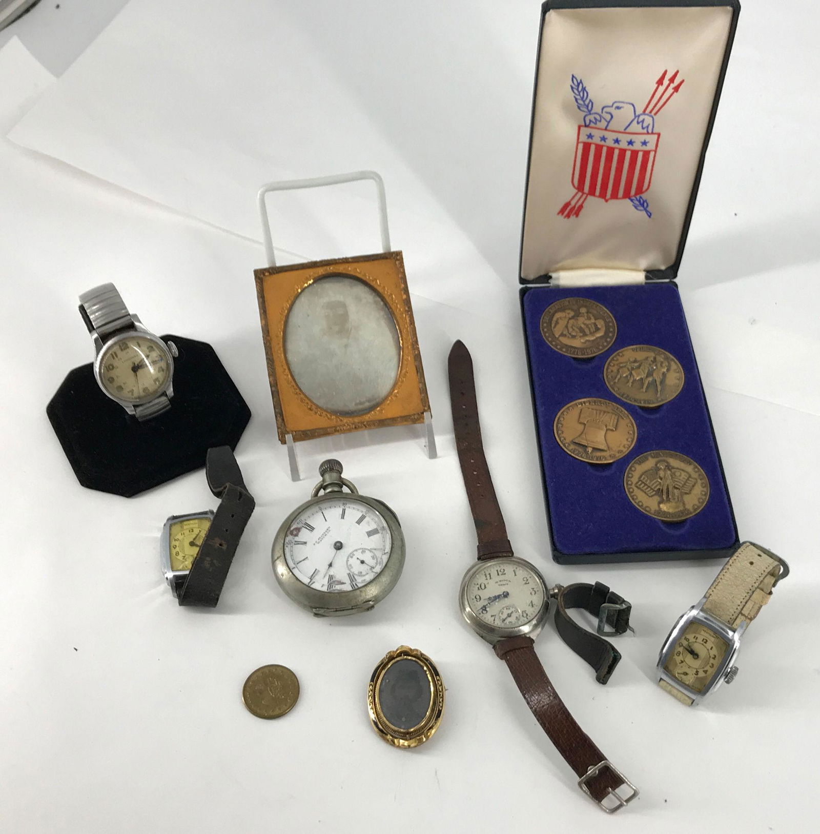 LOT OF ASSORTED VINTAGE ACCESSORIES AND TOKENS (1 of 8)