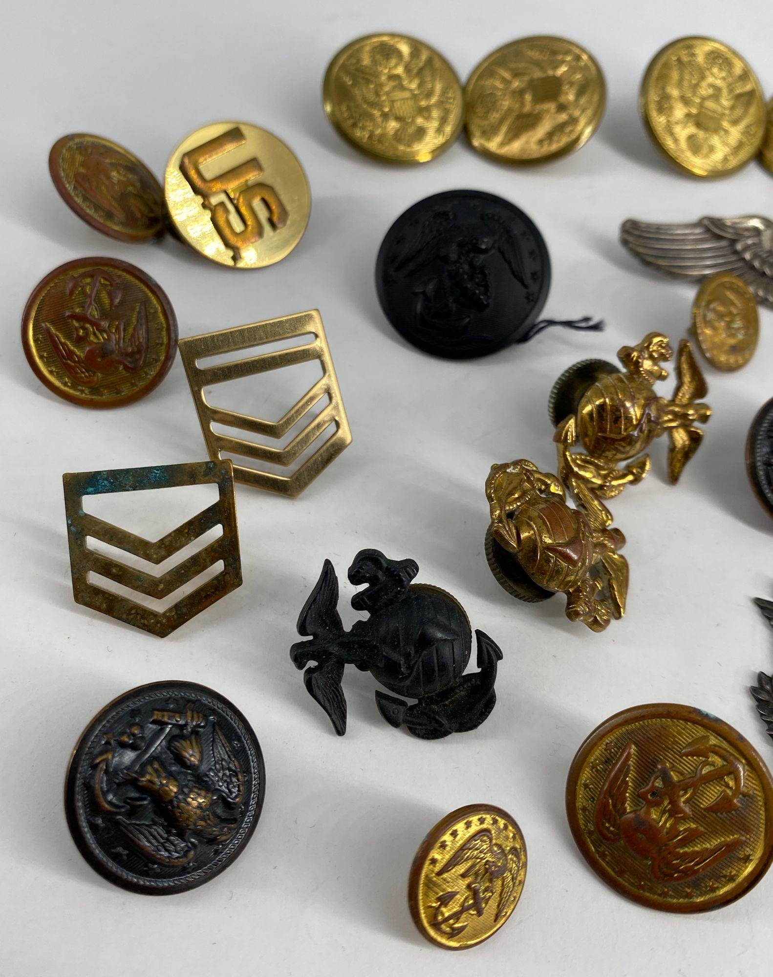 LOT OF ASSORTED MILITARY BUTTONS AND ACCESSORIES (1 of 7)