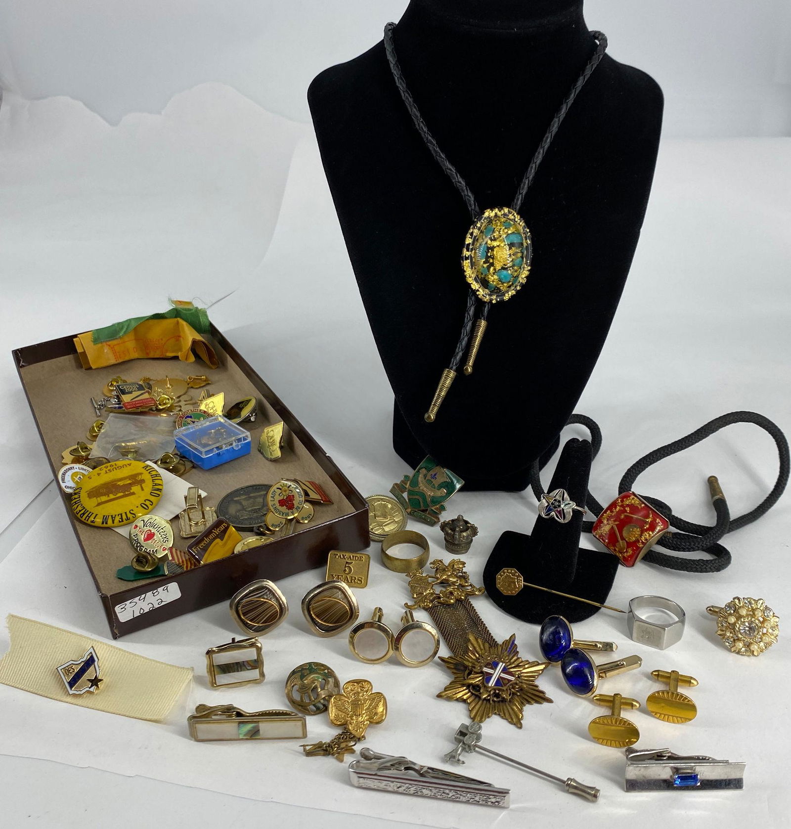 BOX LOT OF ASSORTED VINTAGE MEN'S ACCESSORIES (1 of 12)