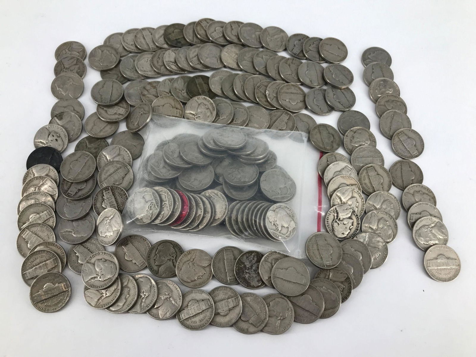 LOT OF VINTAGE U.S. NICKELS (1 of 8)