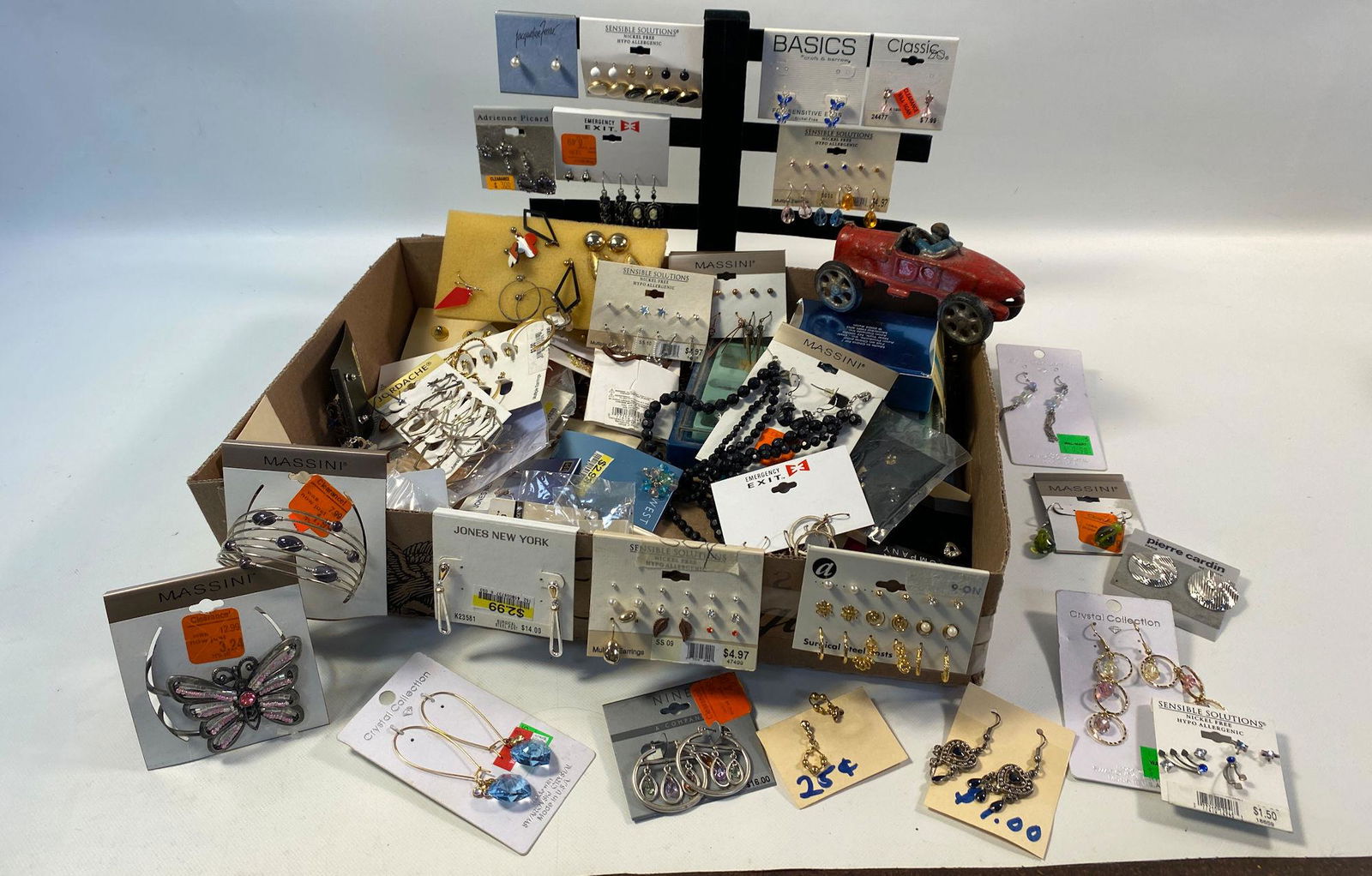 BOX LOT JEWELRY AND ACCESSORIES (1 of 11)