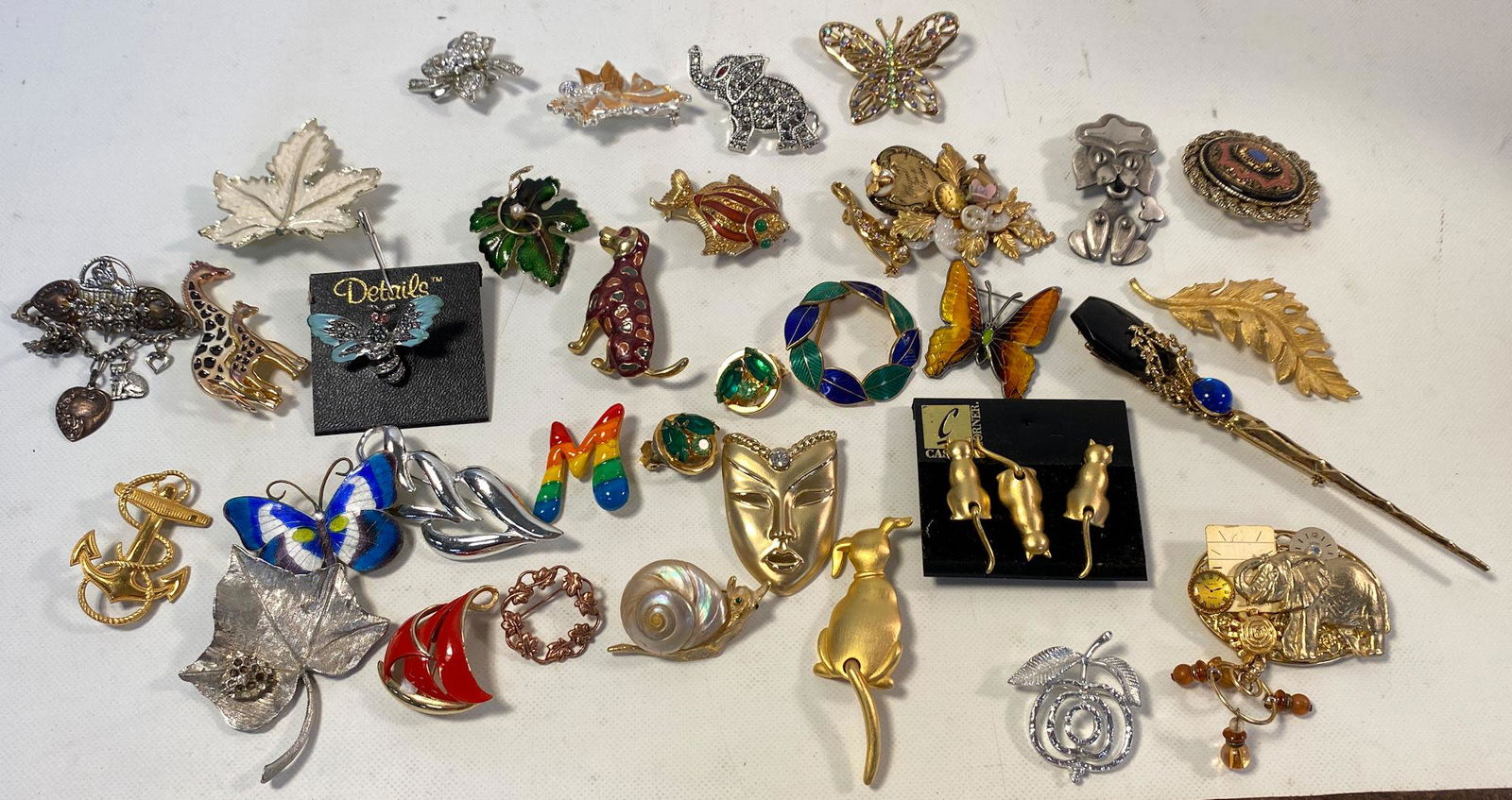 BOX LOT VINTAGE TO MODERN PINS (1 of 10)