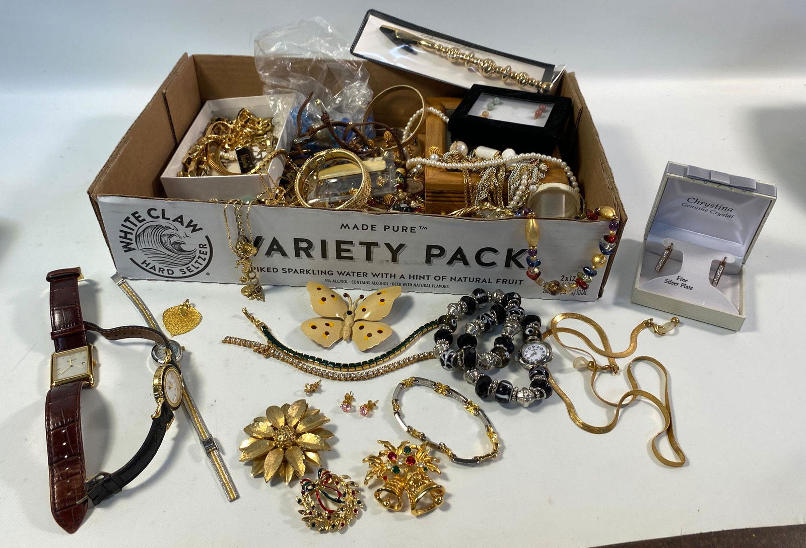 BOX LOT VINTAGE TO MODERN ACCESSORIES (1 of 7)