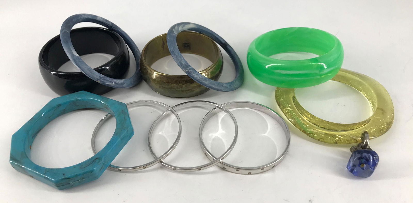 LOT OF ASSORTED COSTUME BANGLES (1 of 4)