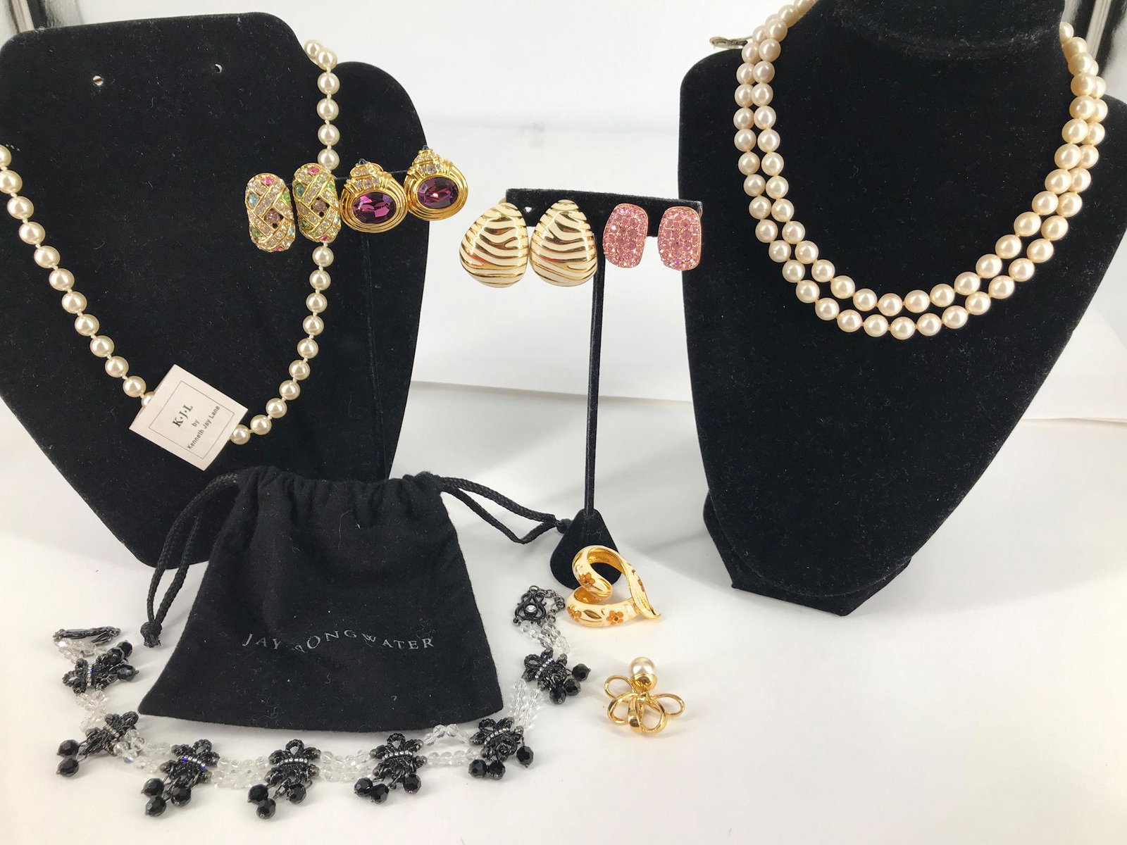 FASHION JEWELRY AND ACCESSORIES (INCLUDING DESIGNER): FASHION JEWELRY AND ACCESSORIES (INCLUDING DESIGNER) ~ ADJUSTABLE LENGTH GLASS BEAD NECKLACE FROM JAY STRONGWATER (SIGNED AND INCLUDES DRAWSTRING BAG) WITH CLEAR AND BLACK BEADS AND SMALL BLACK FLEUR 