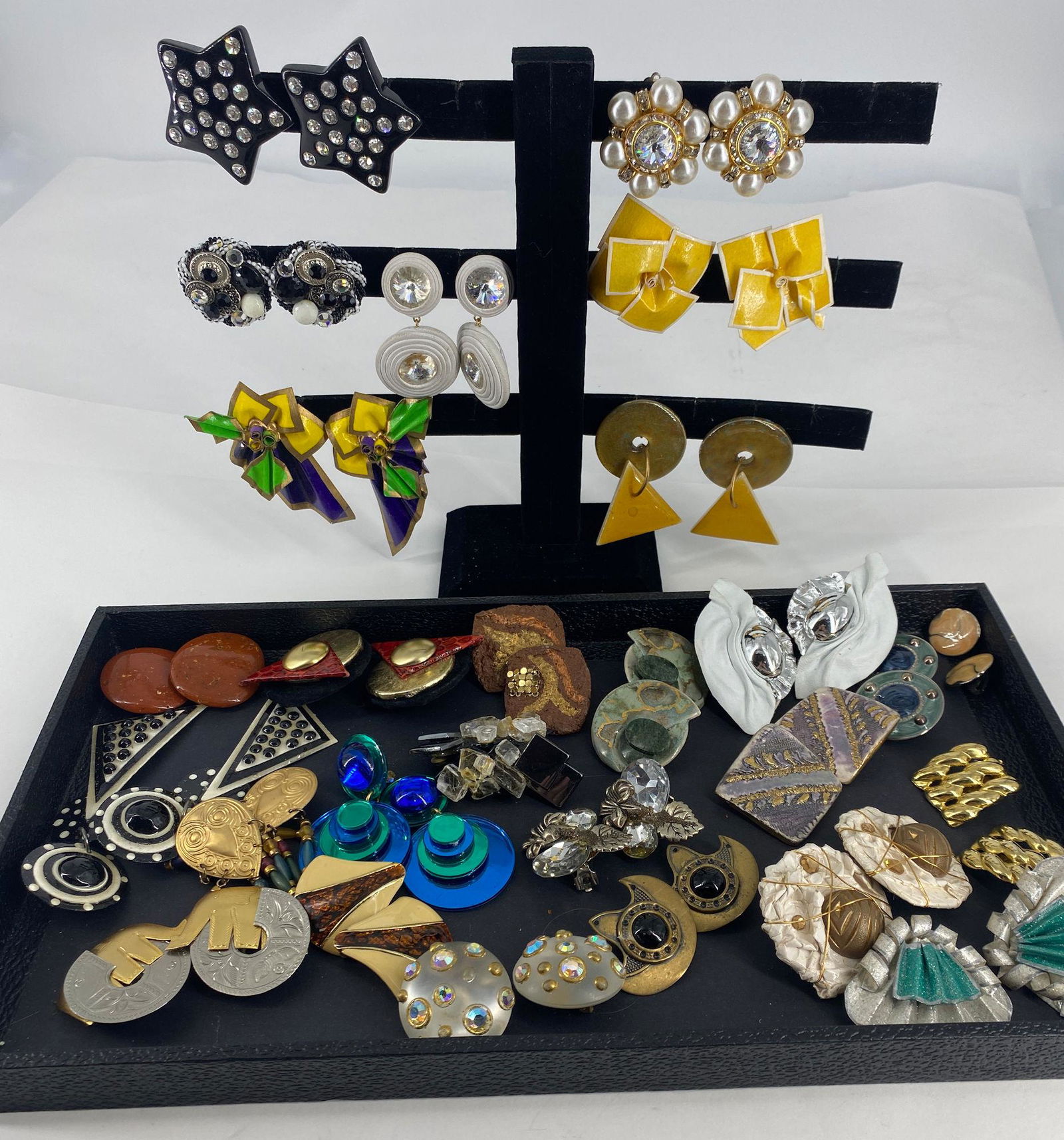 LOT OF ASSORTED PAIRS OF EARRINGS: LOT OF ASSORTED PAIRS OF EARRINGS ~ OVER A DOZEN PAIRS IN TOTAL. SNAPBACK, CLIP ON AND PIERCED STYLES. DESIGNS INCLUDING: DIAMANTE STONE CLUSTERS, ARTIST MADE STYLES (MIXED MATERIALS), DUAL TONE DISK