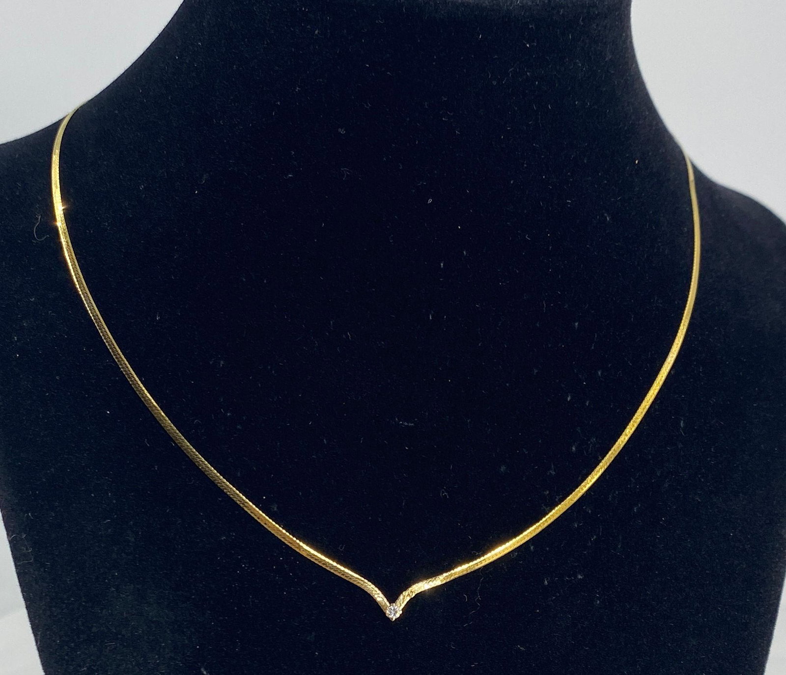 14KT GOLD NECKLACE: 14KT GOLD NECKLACE ~ HERRINGBONE CHAIN MEASURING 16" IN LENGTH (CHOKER). SEVERAL KINKS IN CHAIN. SPRING RING CLASP CLOSURE. ITALIAN MADE. 0.04 CTW DIAMOND CENTER STONE IN PRONG SETTING. STONE IS NOT G