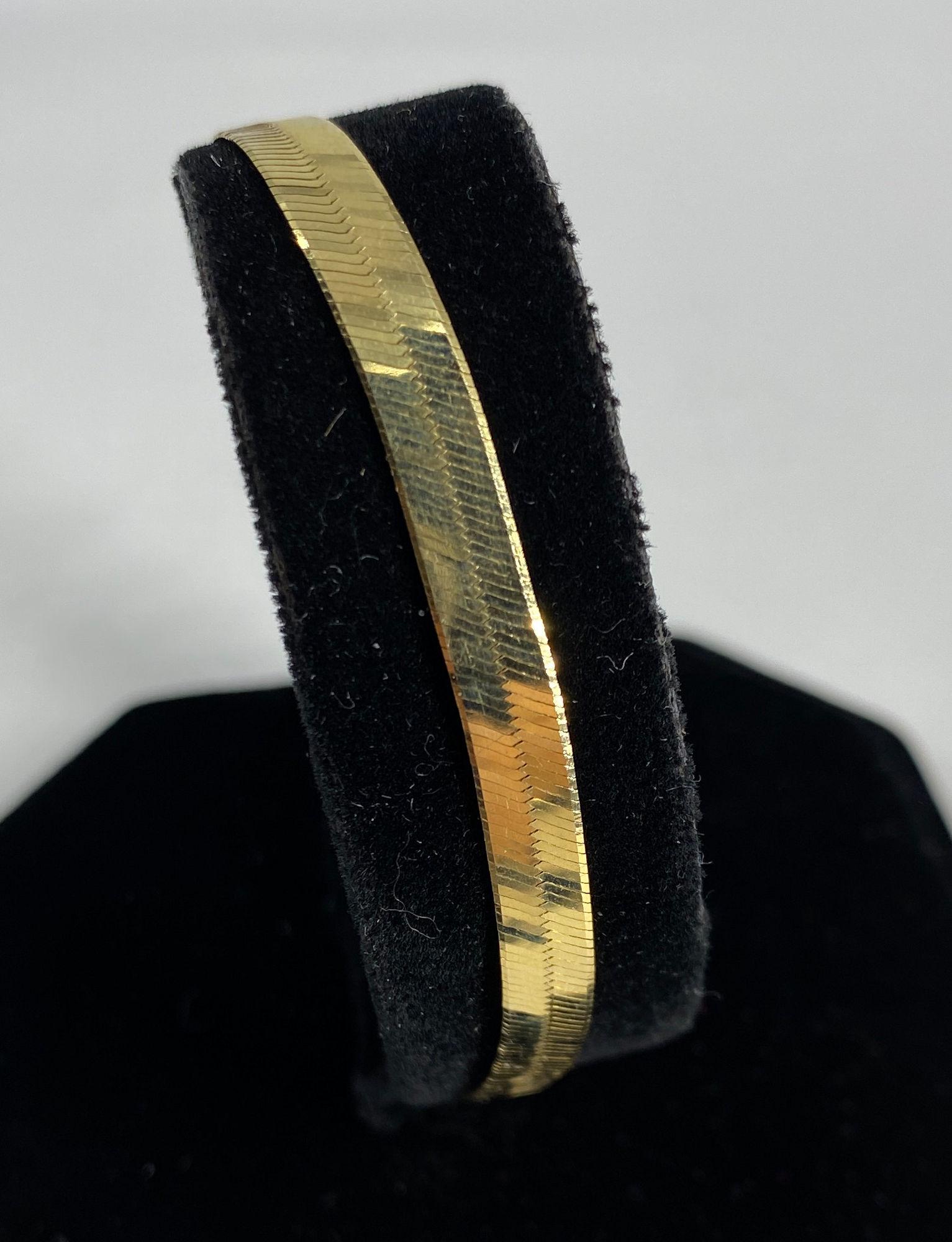 14KT YELLOW GOLD BRACELET: 14KT YELLOW GOLD BRACELET ~ 7.125" IN LENGTH, ITALIAN MADE HERRINGBONE CHAIN BRACELET WITH LOBSTER CLASP CLOSURE, STAMPED, TESTED AND SIGNED "OTC" (3.8 GRAMS TW)