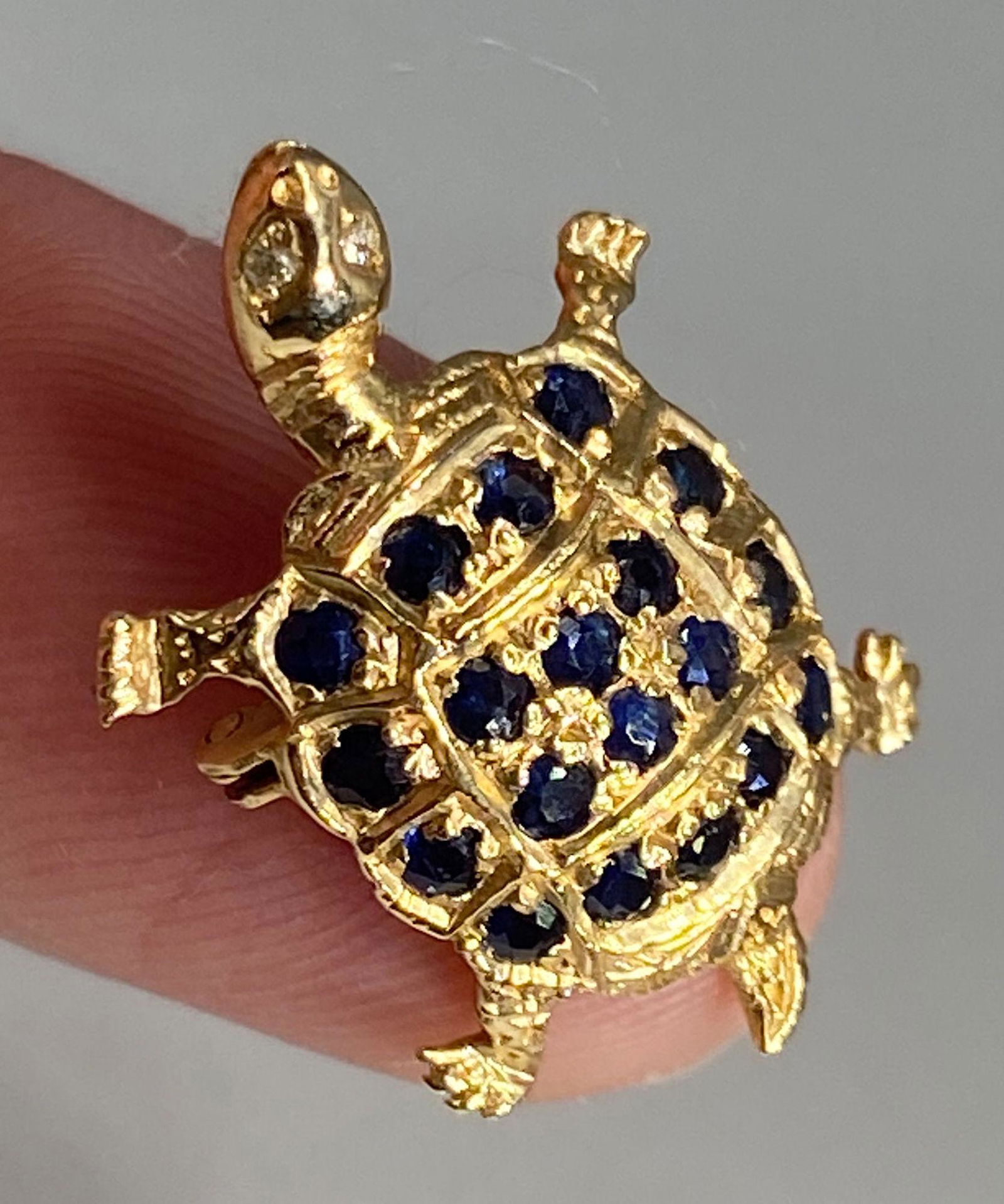 VINTAGE GOLD AND GEMSTONE TURTLE PIN (1 of 5)