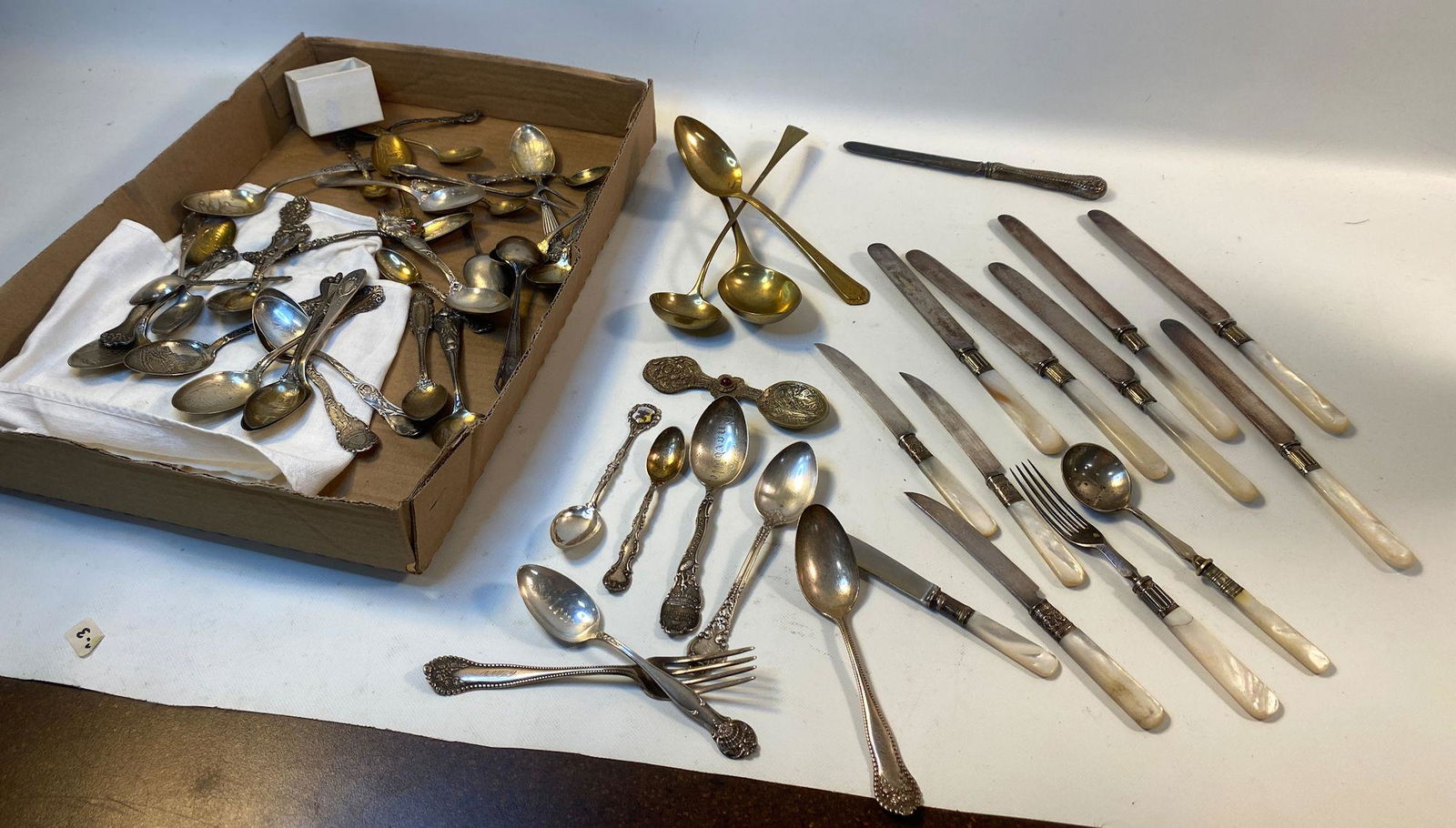 LOT OF ASSORTED STERLING SILVER, SILVER PLATE, MOTHER: LOT OF ASSORTED STERLING SILVER, SILVER PLATE, MOTHER OF PEARL HANDLED, AND GOLD TONE METAL FLATWARE AND SERVEWARE ~ ASSORTED PIECES, VINTAGE AGE, OVER TWO DOZEN PCS IN TOTAL INCLUDING: STERLING SILVE