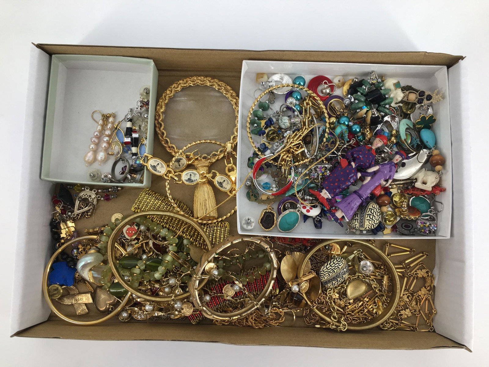 LOT OF ASSORTED FASHION AND COSTUME JEWELRY AND: LOT OF ASSORTED FASHION AND COSTUME JEWELRY AND ACCESSORIES ~ SHELL PENDANT ON GOLD TONE METAL CHAIN, SEVERAL STRETCH BRACELETS WITH BAR LINKS FT. SEED BEAD ADORNMENTS, FIGURAL LADIES PIN, 18" PRINCES