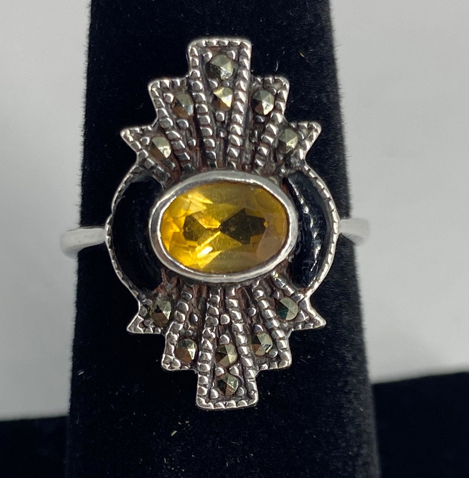 SILVER AND GEMSTONE FASHION RING: SILVER AND GEMSTONE FASHION RING ~ STERLING SILVER (STAMPED AND TESTED 925). SIGNED "SU". 0.12 TROY OUNCES TW. 5.25MM X 7MM OVAL CUT CITRINE CENTER STONE IN BEZEL SETTING WITH CURVED ONYX ACCENT STONE
